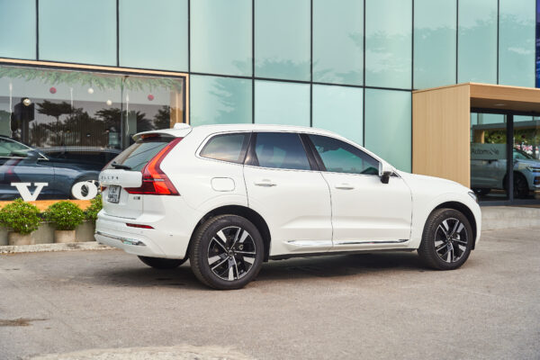 Volvo XC60 Trắng ngọc trai pha lê (Crystal White Pearl)