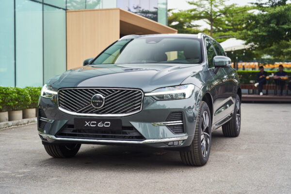 Volvo XC60 Xanh hồ rừng ánh kim (Forest Lake Metallic)
