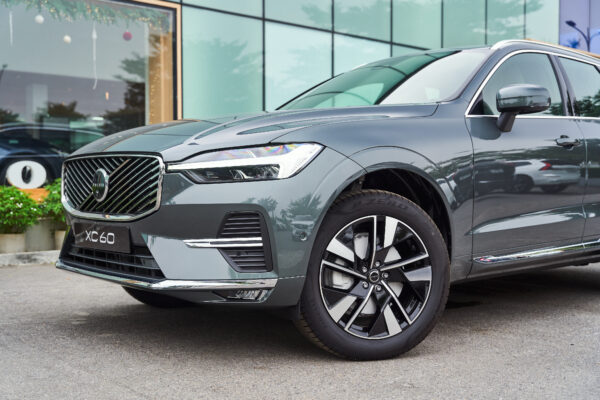 Volvo XC60 Xanh hồ rừng ánh kim (Forest Lake Metallic)