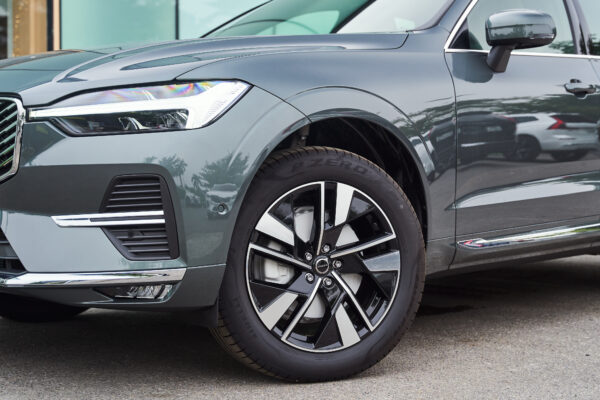 Volvo XC60 Xanh hồ rừng ánh kim (Forest Lake Metallic)