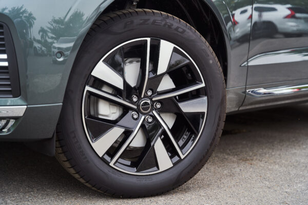 Volvo XC60 Xanh hồ rừng ánh kim (Forest Lake Metallic)