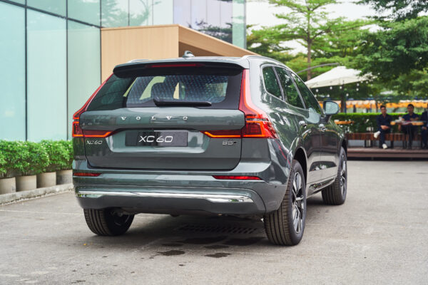 Volvo XC60 Xanh hồ rừng ánh kim (Forest Lake Metallic)
