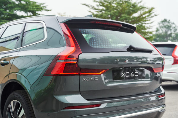 Volvo XC60 Xanh hồ rừng ánh kim (Forest Lake Metallic)