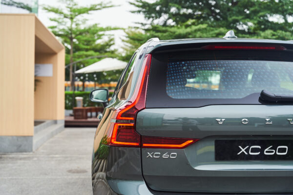 Volvo XC60 Xanh hồ rừng ánh kim (Forest Lake Metallic)