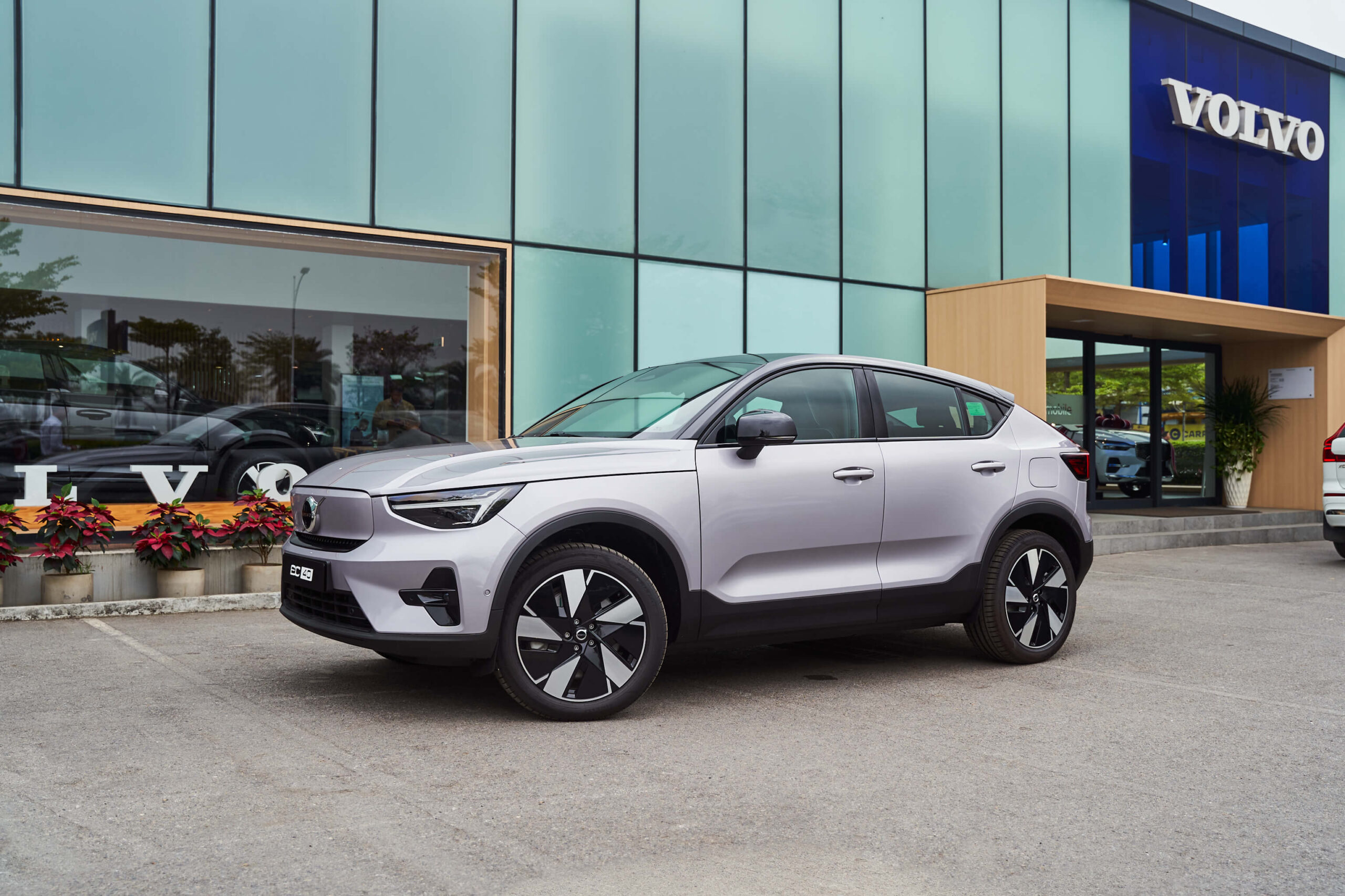 Giá xe EC40 lăn bánh tại Hà Nội hiện tại là rất tốt, vì xe thuần điện vẫn đang được nhà nước hỗ trợ miễn lệ phí trước bạ.