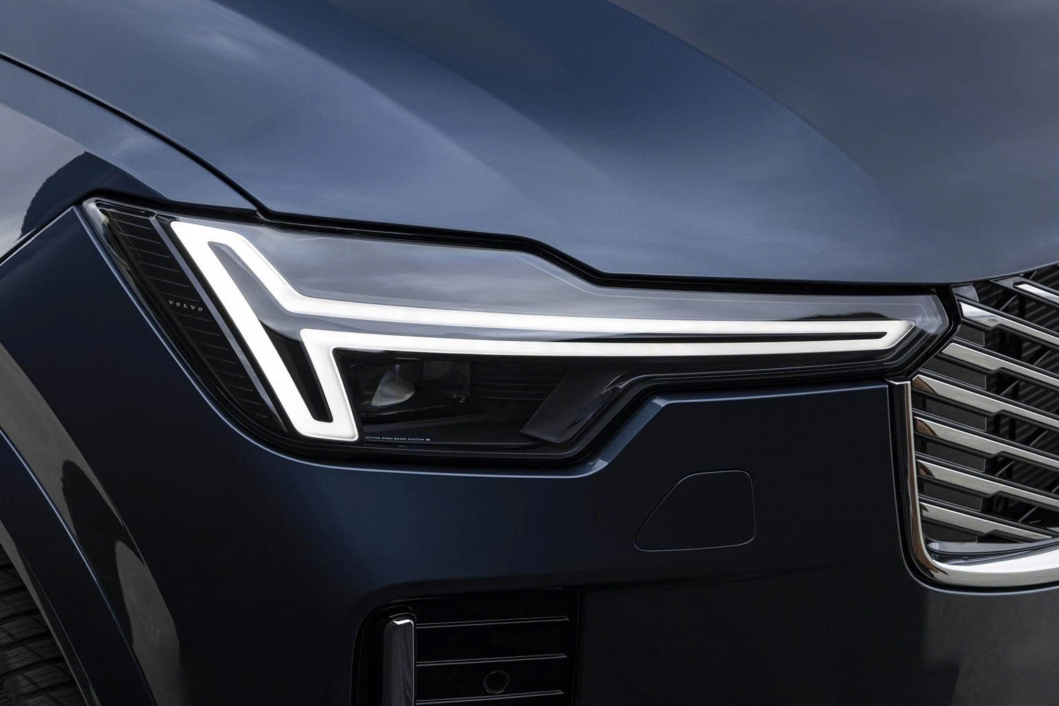 Cụm đèn LED Thor’s Hammer nổi tiếng của XC90 2026