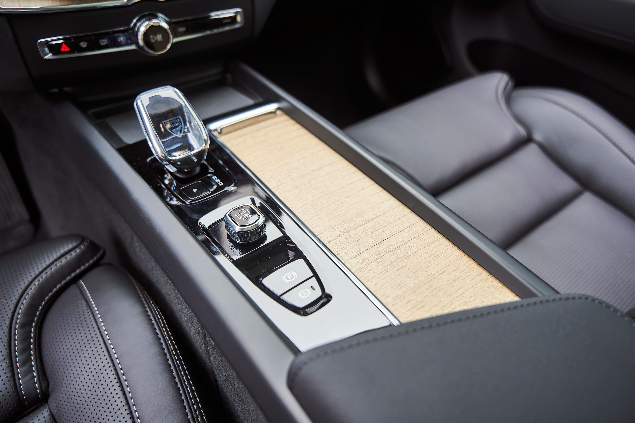 Cần số pha lê Orrefors sang trọng của Volvo XC90 2026