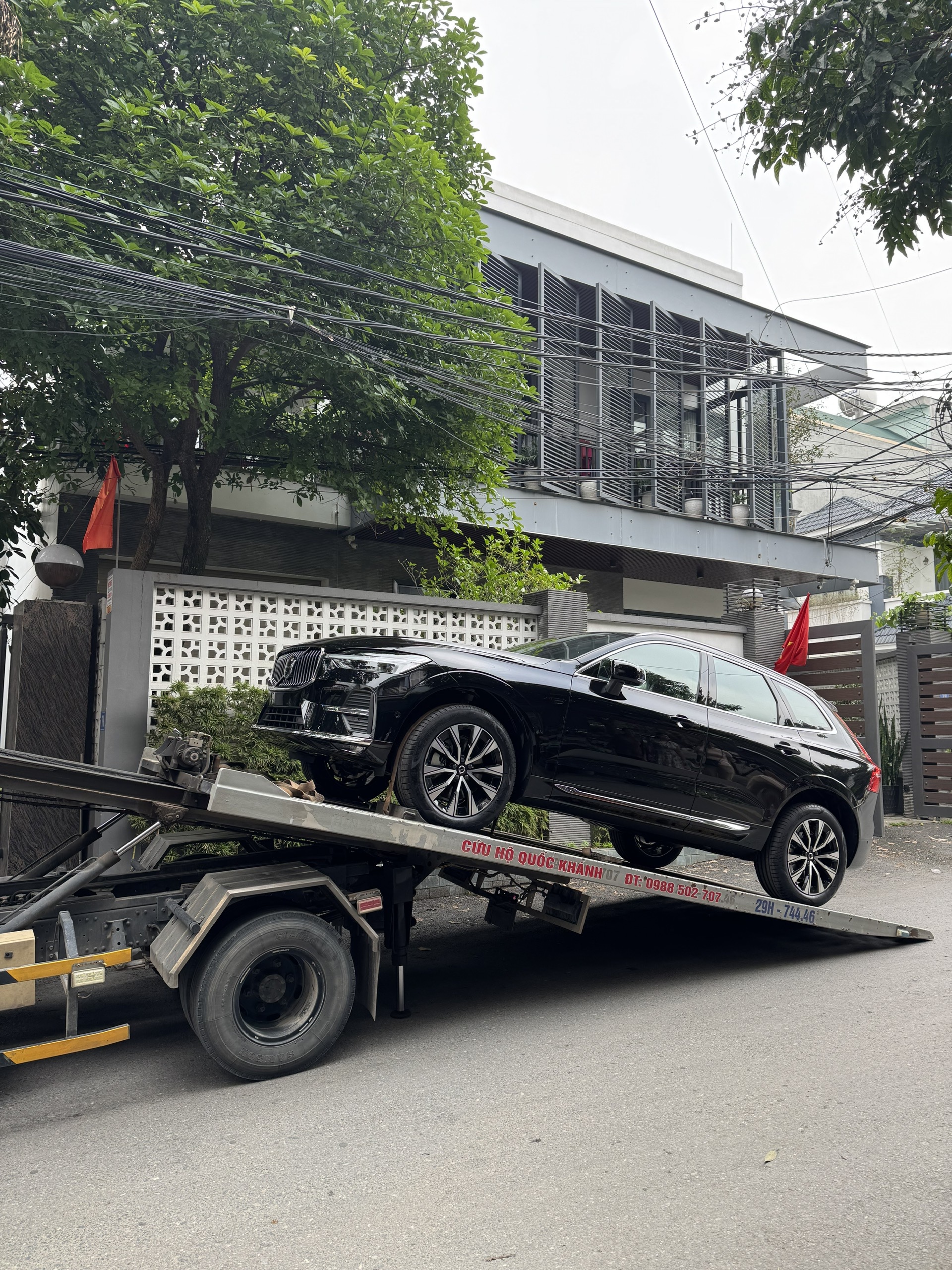 Để có thể hỗ trợ khách hàng được tốt hơn Lê Thi Volvo còn hỗ trợ khách hàng ở xa bằng cách lái thử tại nhà cũng như giao xe tại nhà trên toàn quốc