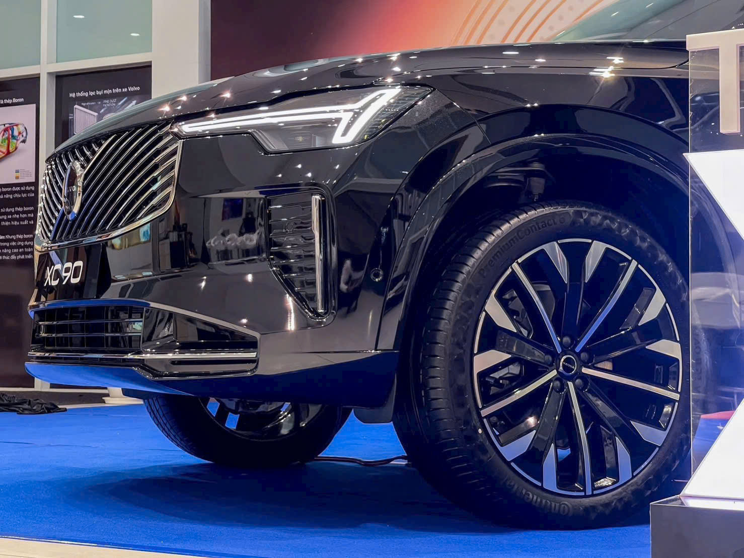 Phần đầu xe của Volvo XC90 mới thay đổi khá rõ ràng với thiết kế mới vẫn giữ cảm giác tinh tế