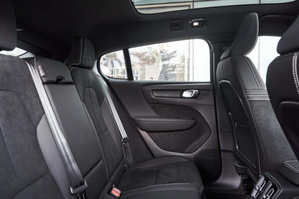 Không gian hàng ghế sau Volvo EC40 dành cho gia đình