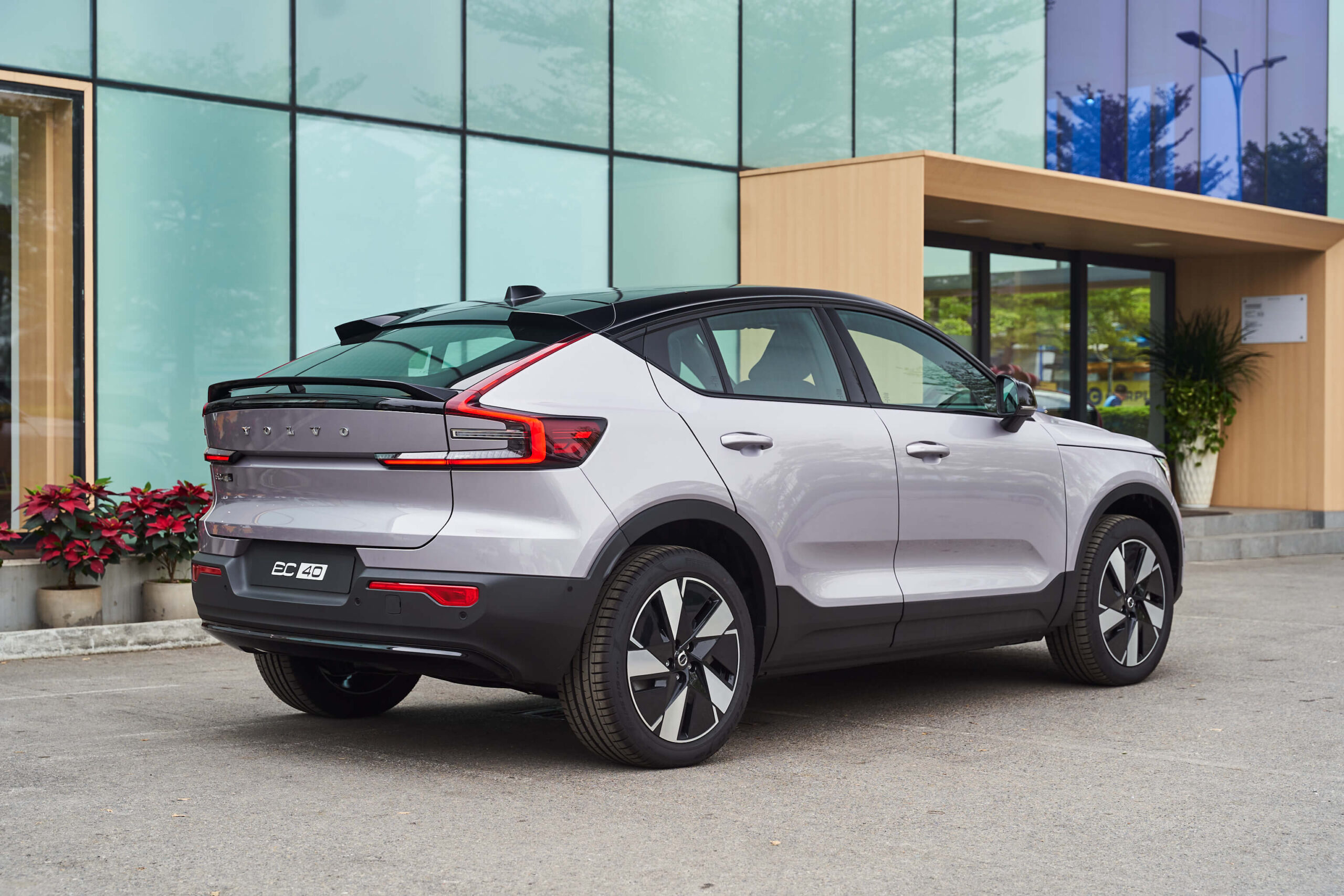 Thiết kế thân xe Volvo EC40 phong cách SUV Coupe