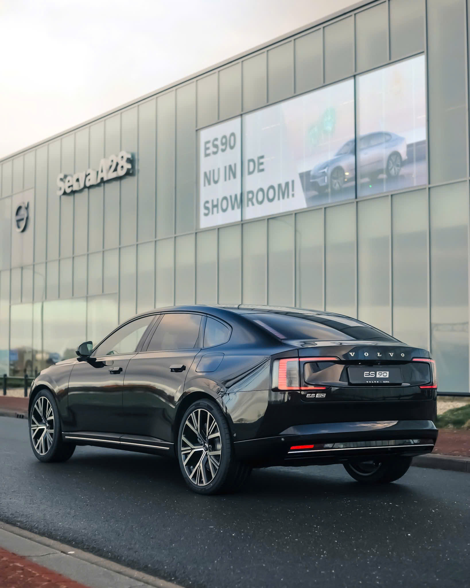 volvo-es90-duoi-xe.jpg