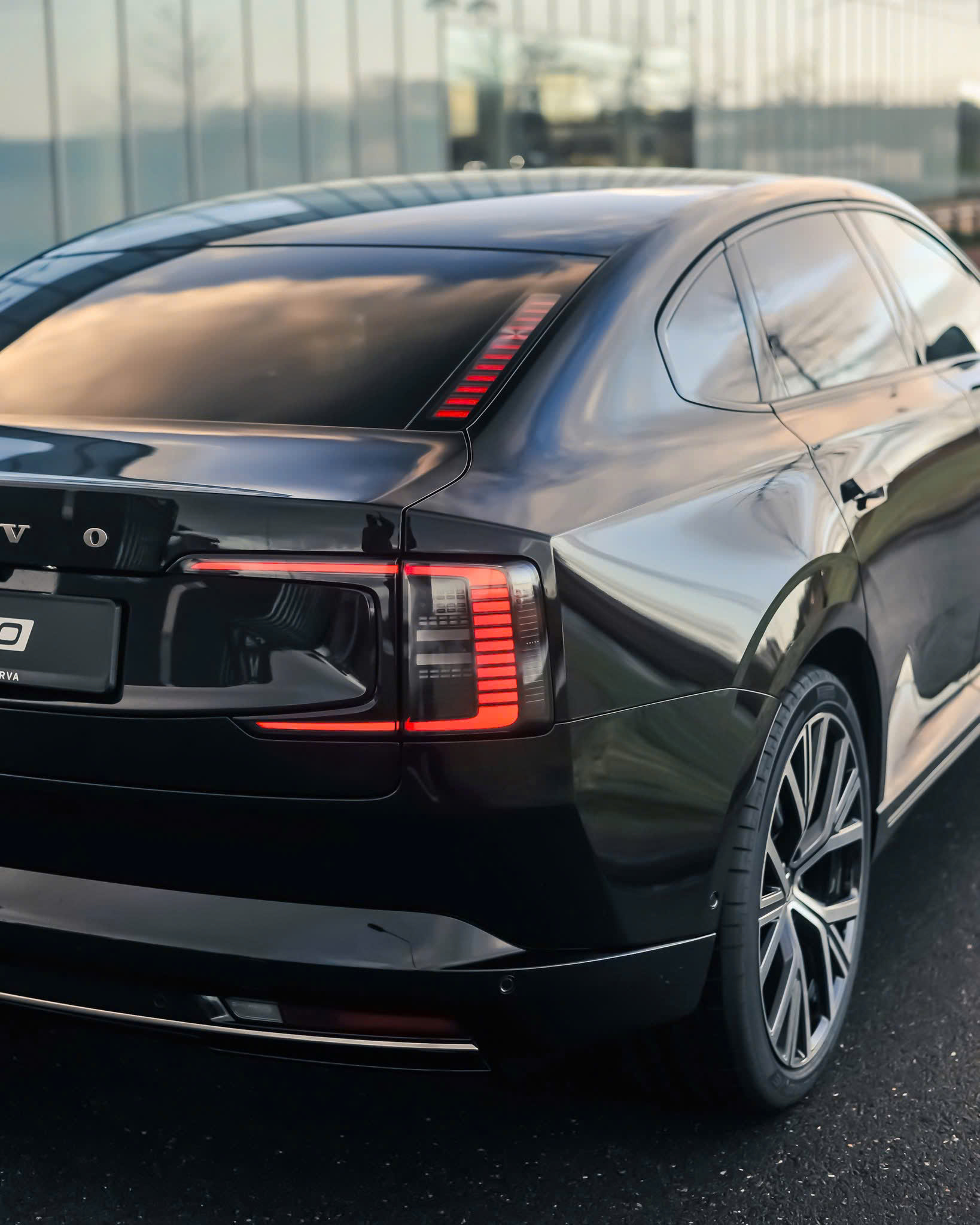 volvo-es90-duoi-xe.jpg