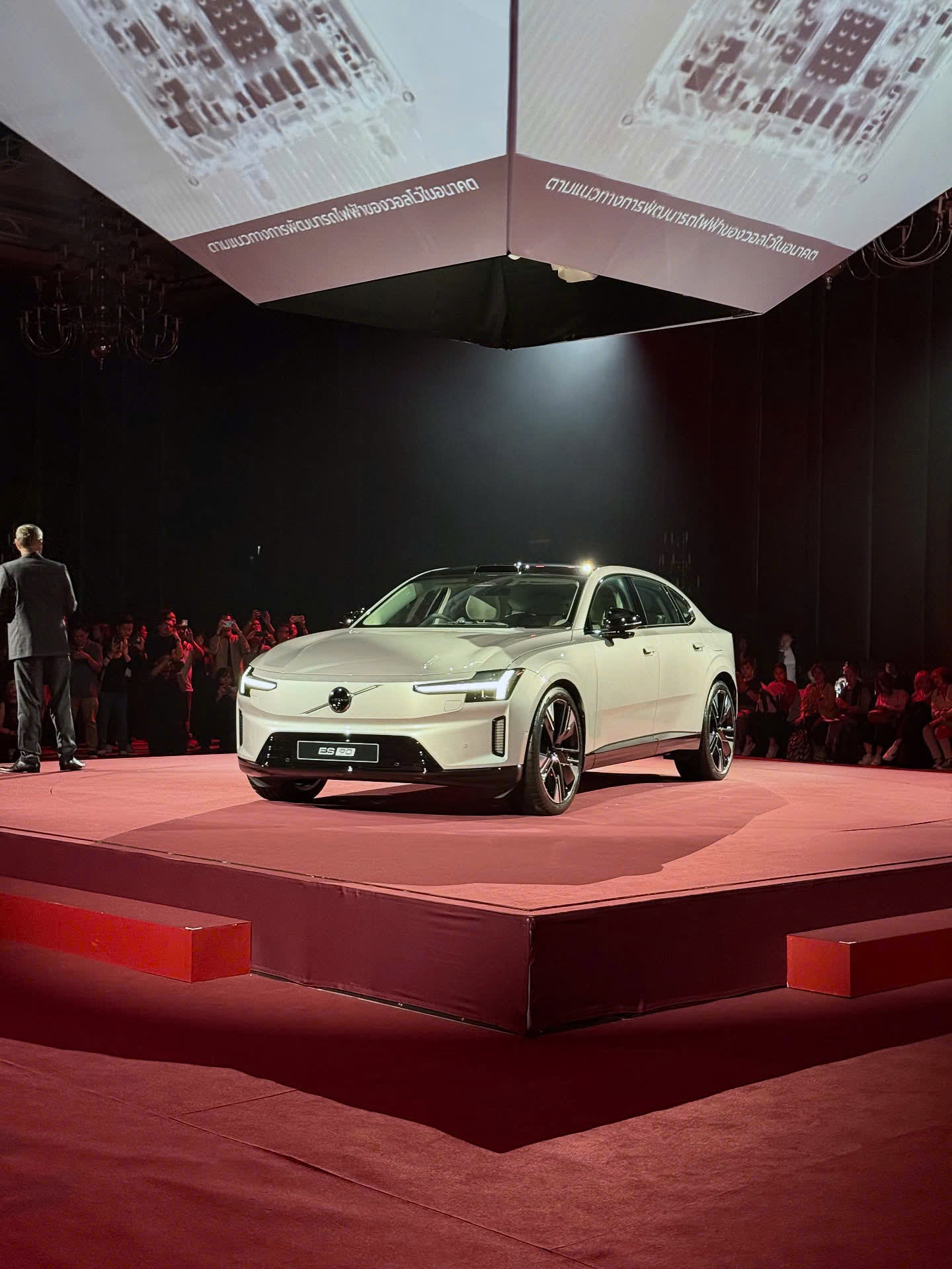 volvo-es90-ngoai-that.jpg
