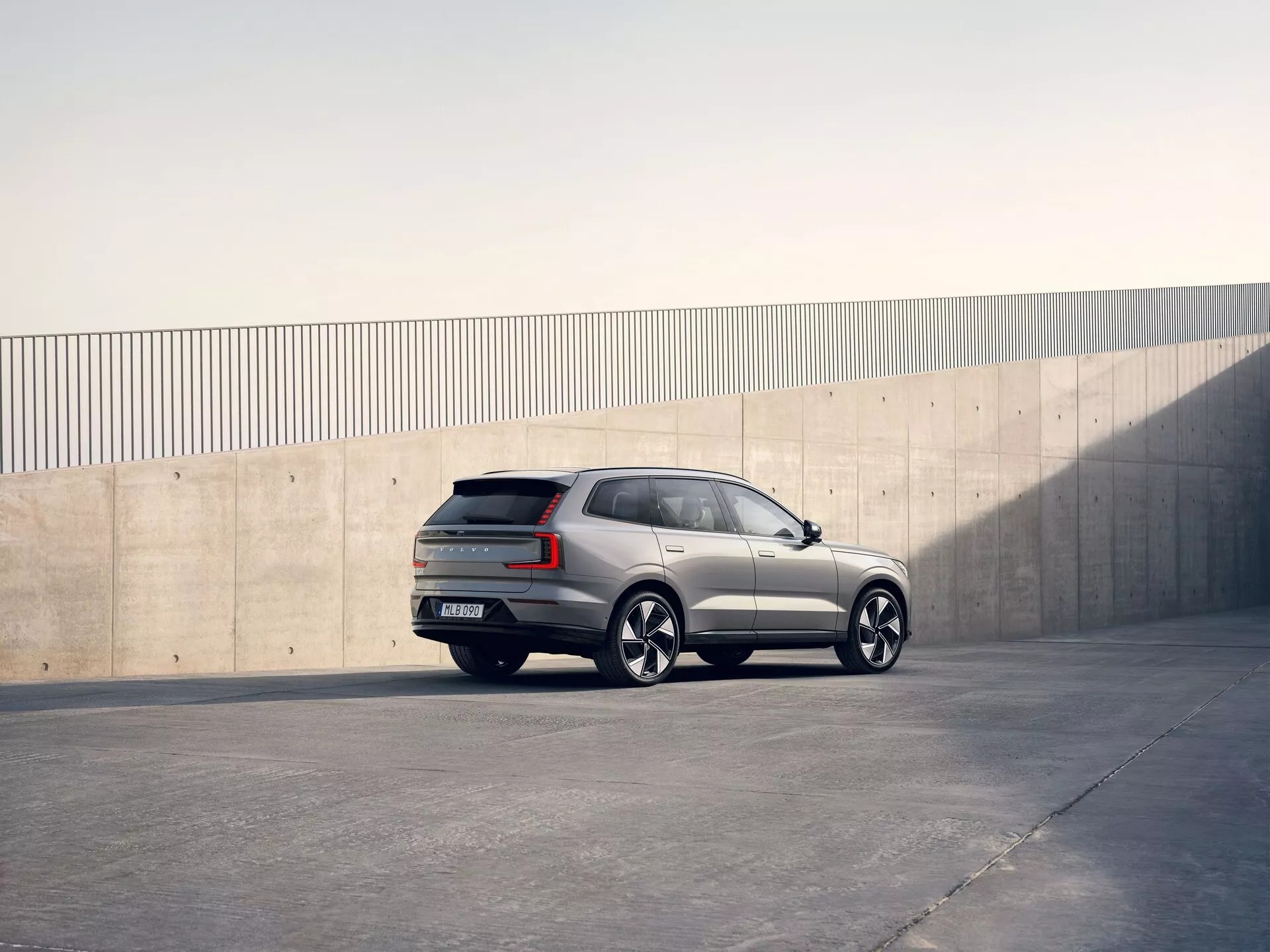 Không đơn thuần là một chiếc SUV thay thế XC90, mà là mẫu xe được Volvo phát triển để định nghĩa lại trải nghiệm di chuyển dành cho gia đình trong tương lai: an toàn hơn, thông minh hơn, yên tĩnh hơn và bền vững hơn