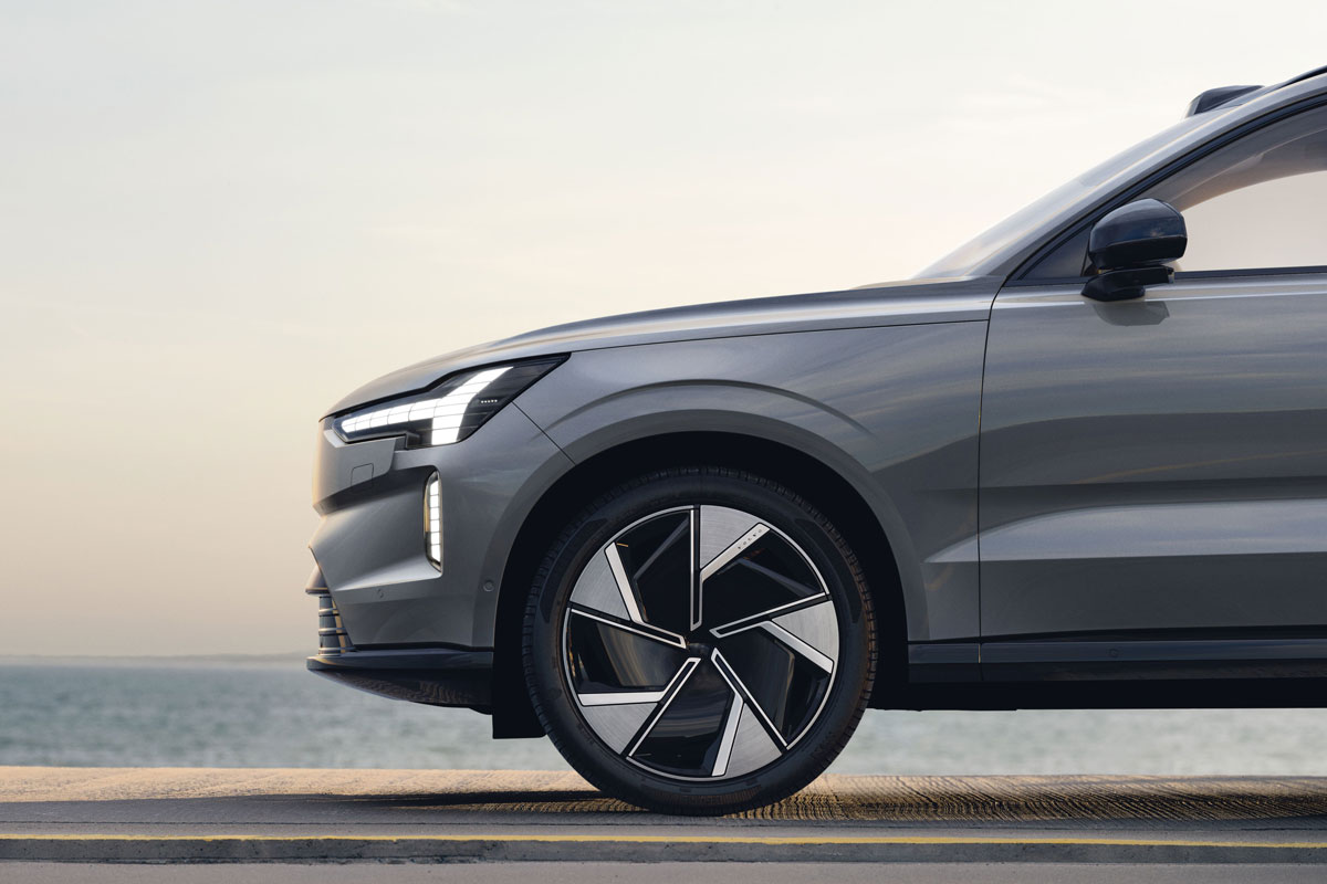 Volvo EX90 được trang bị bộ la-zăng khí động học 21 inch thế hệ mới với thiết kế 8 chấu hiện đại.