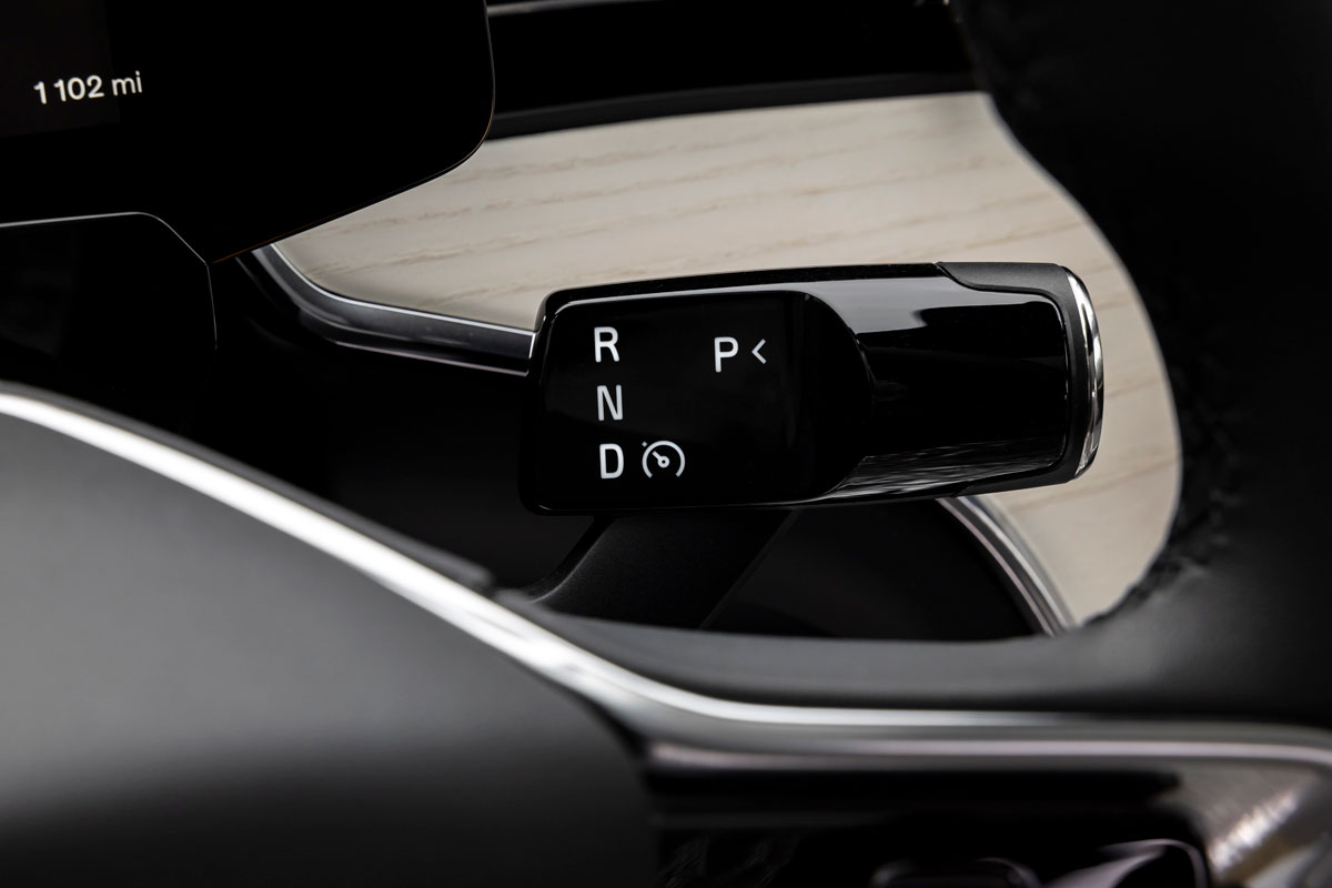 Volvo EX90 sử dụng thiết kế cần số hoàn toàn mới, cần điều khiển dạng lẫy phía sau vô lăng (monostable stalk)