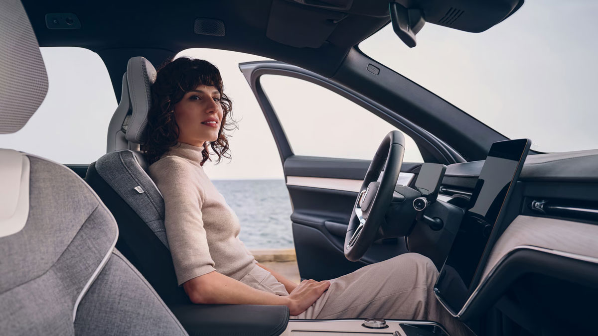 Volvo EX90 không cố trở thành chiếc SUV điện hào nhoáng nhất. Thay vào đó, EX90 hướng tới: sự an toàn, sự yên tĩnh, trải nghiệm gia đình, công nghệ phục vụ con người. Đây là mẫu xe dành cho những khách hàng : yêu thích công nghệ, cần một chiếc SUV điện cao cấp, muốn sự khác biệt, và đặt gia đình lên trên mọi thứ