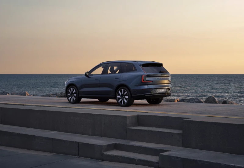 Volvo EX90 là mẫu SUV điện 6 hoặc 7 chỗ cao cấp, được xây dựng trên nền tảng điện hóa hoàn toàn mới với hệ thống hỗ trợ lái tiên tiến, khả năng cập nhật OTA liên tục