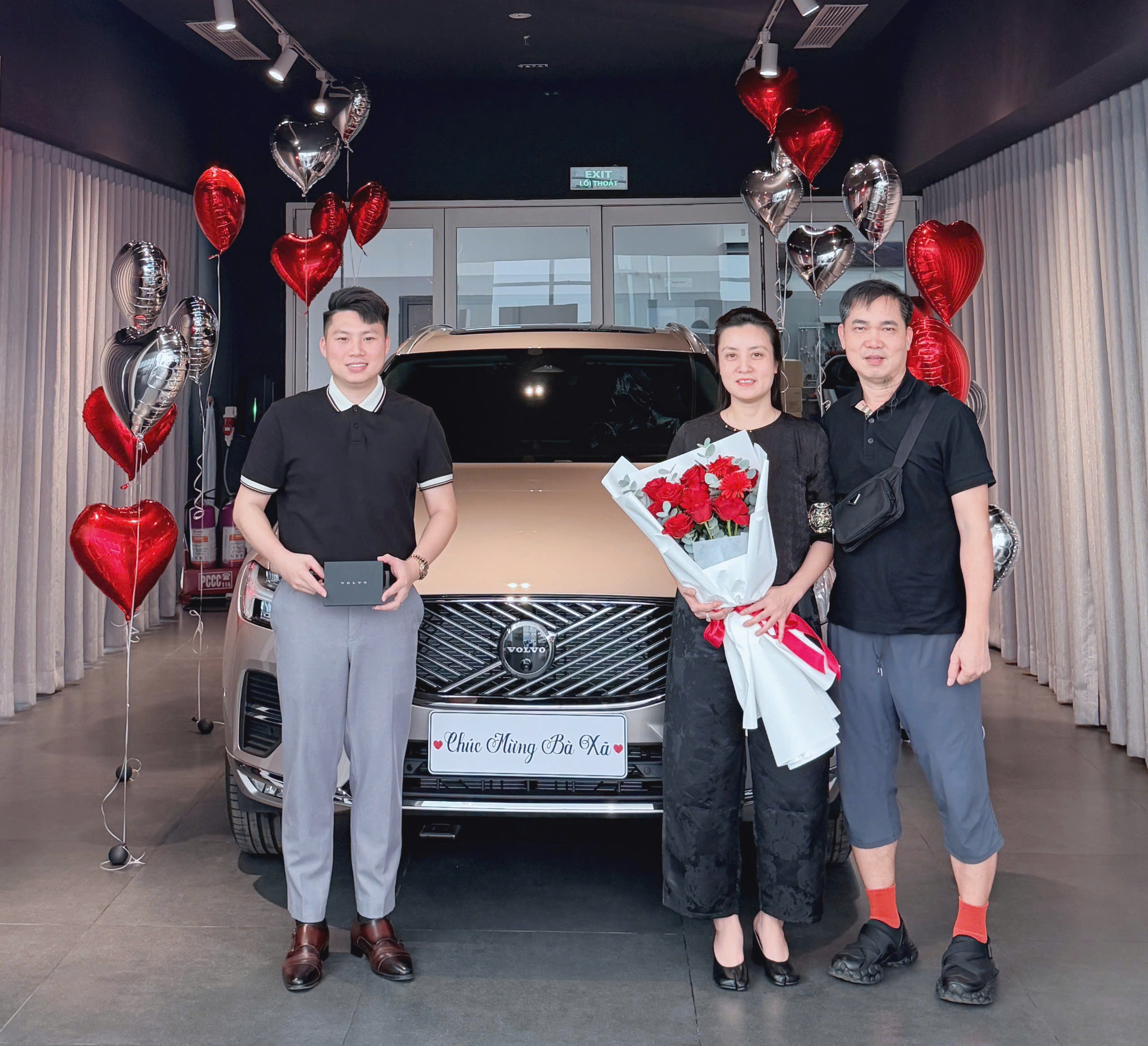 Ngoài ưu đãi về giá, khách hàng còn được tặng chương trình bảo dưỡng miễn phí 3 năm hoặc 60.000 km, với giá trị khoảng 60 triệu đồng. Điều này giúp giảm đáng kể chi phí sử dụng trong những năm đầu sở hữu x