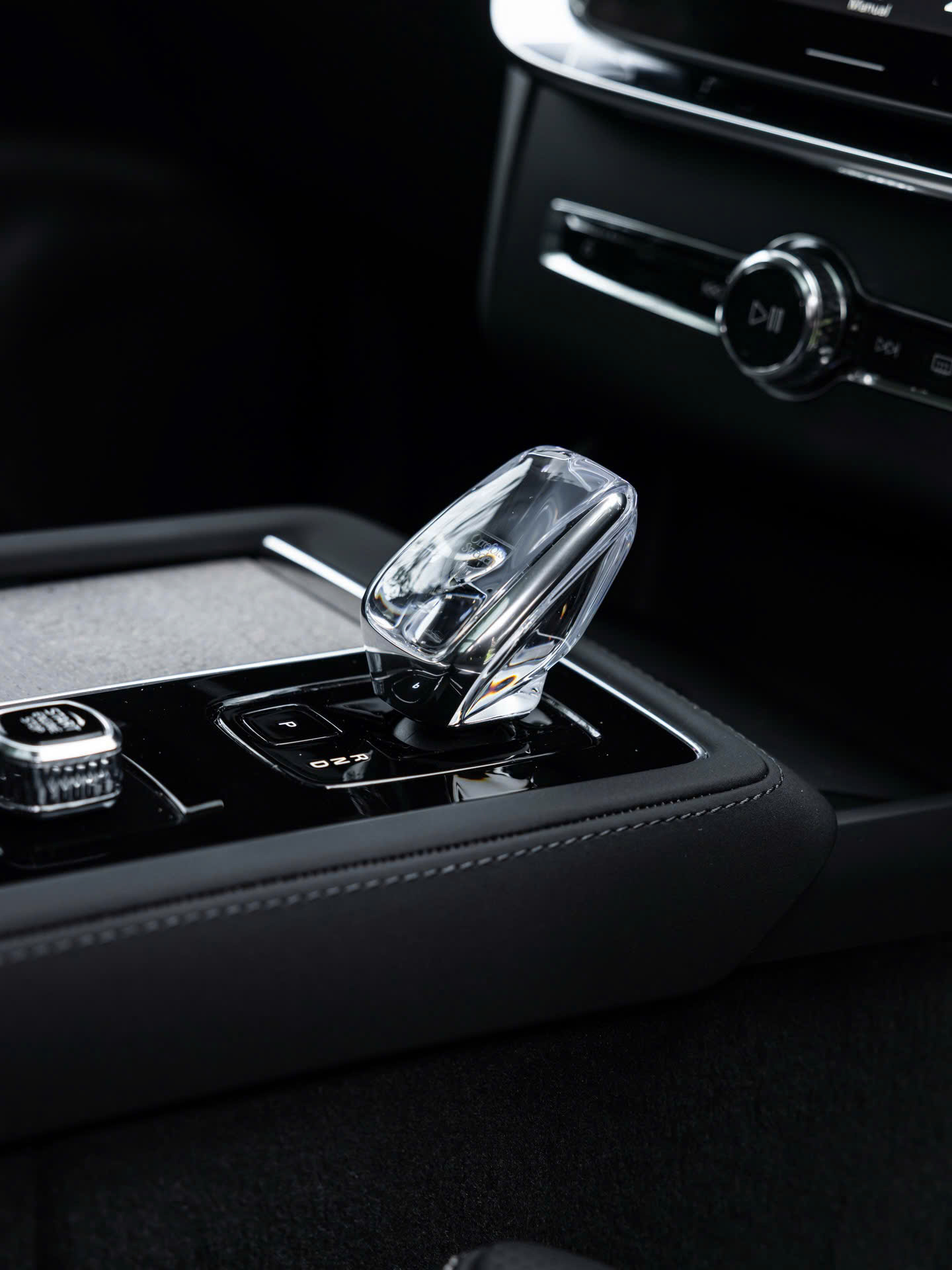Bảng táp-lô Volvo XC90 Plug-in Hybrid Ultra 2026 nổi bật với những đường nét tối giản, bề mặt hoàn thiện tinh tế và cách bố trí hài hòa.
