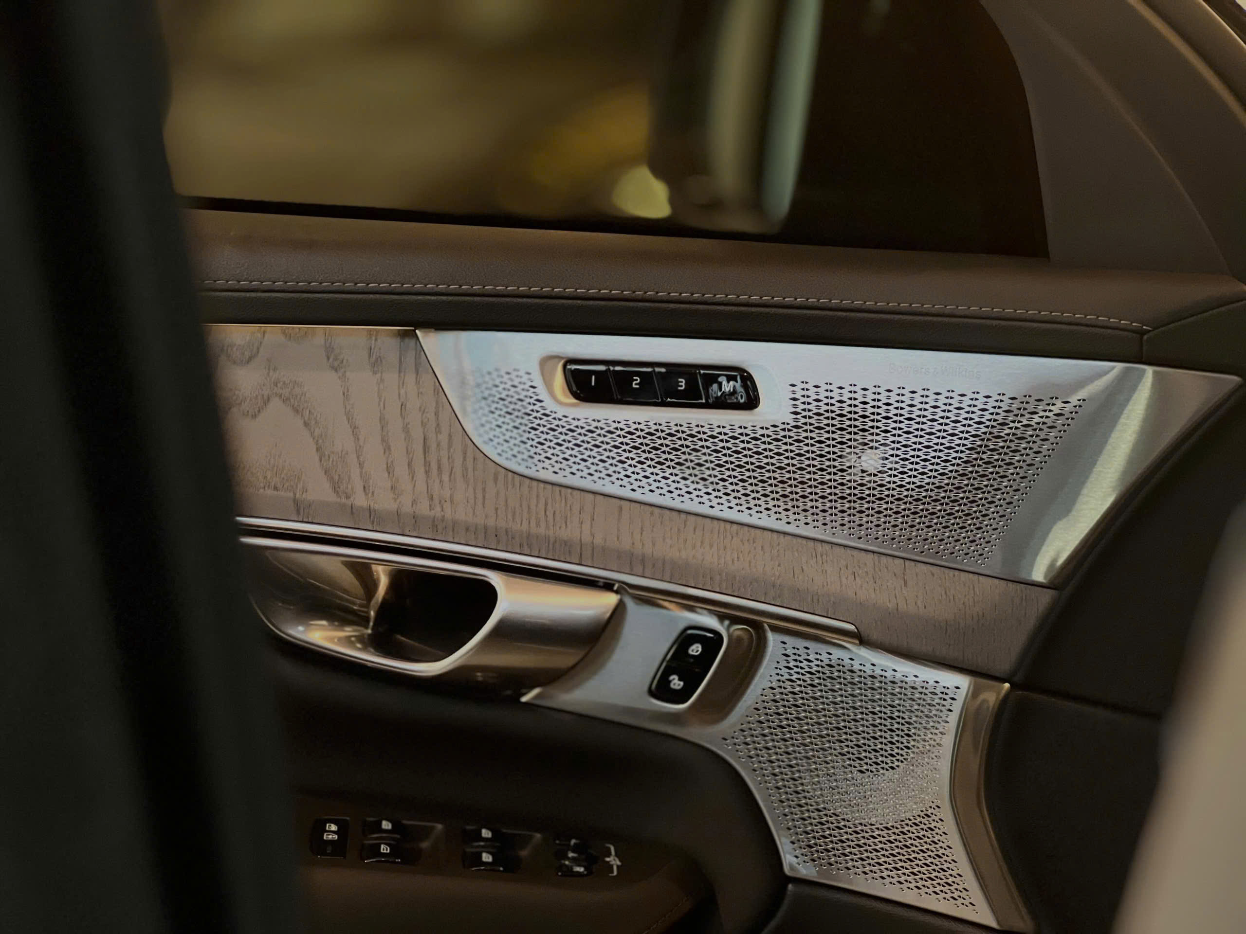 Volvo XC90 Plug-in Hybrid Ultra 2026 được trang bị hệ thống âm thanh Bowers & Wilkins cao cấp, mang đến không gian thưởng thức âm nhạc sống động và giàu cảm xúc.
