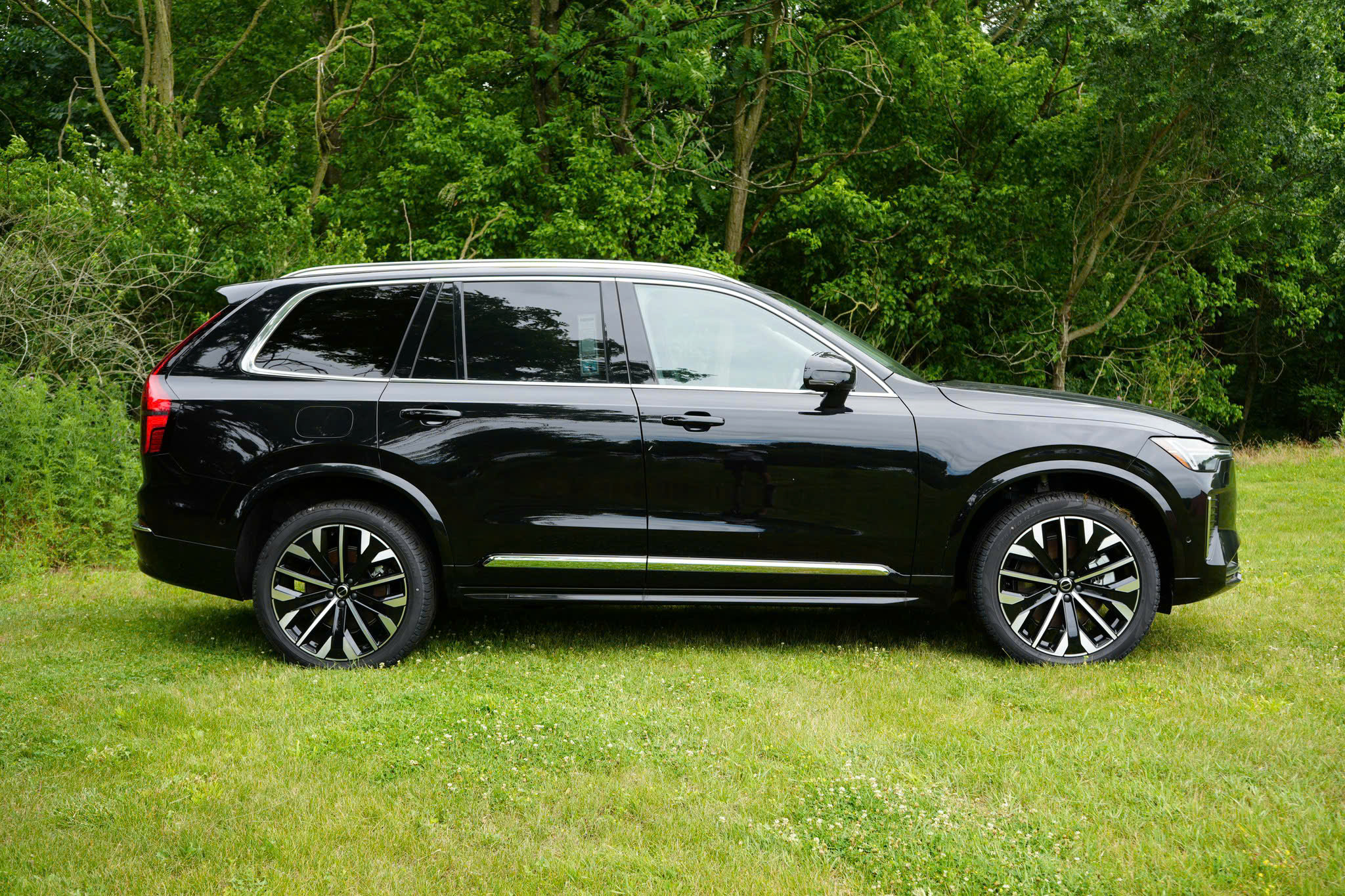 Các thông số trên được đối chiếu với dữ liệu kỹ thuật Volvo Cars hiện công bố cho XC90 Plug-in Hybrid. Volvo lưu ý phạm vi điện và mức tiêu thụ nhiên liệu thực tế có thể thay đổi tùy điều kiện vận hành, thói quen lái xe và các yếu tố bên ngoài.