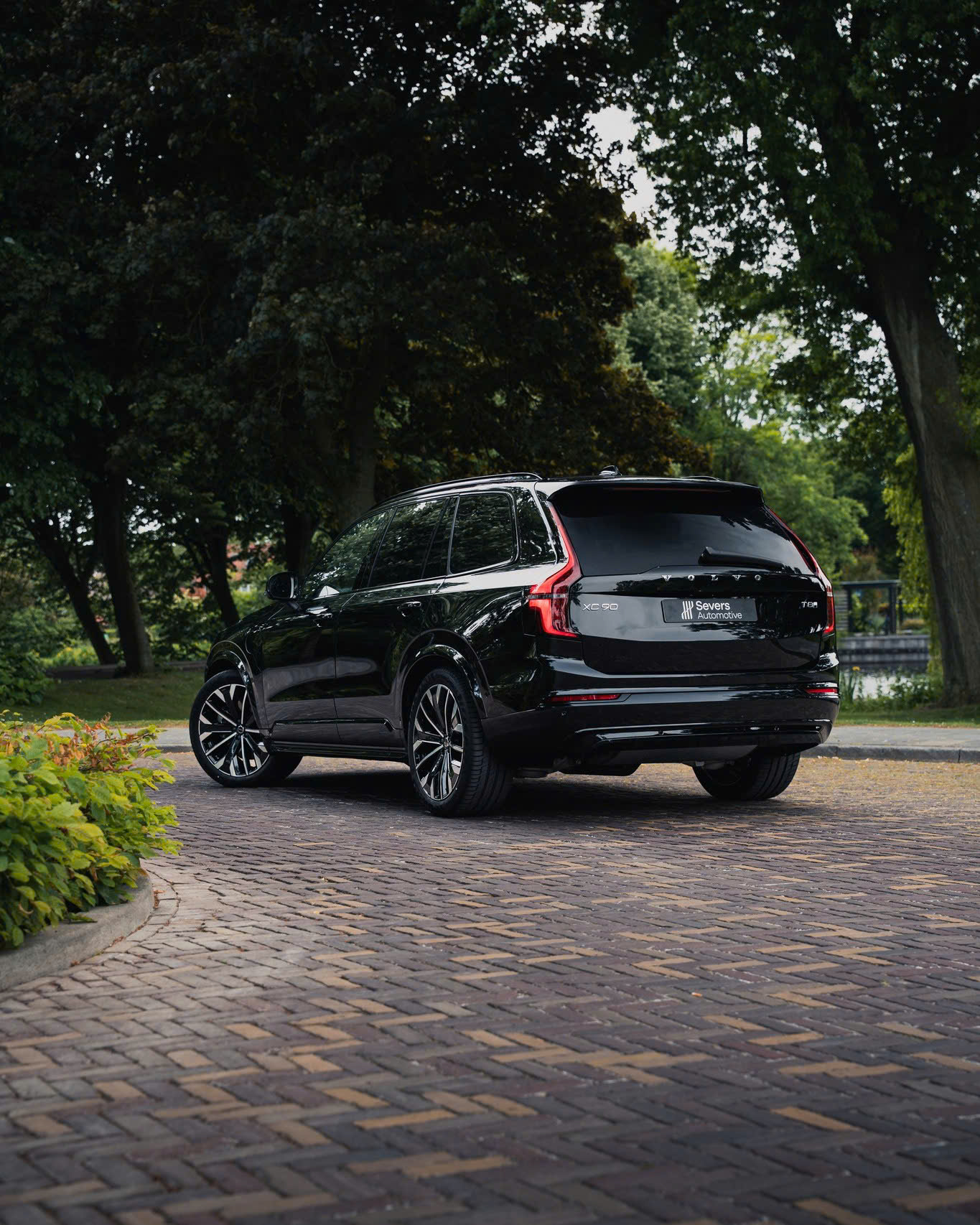 Góc nhìn phía sau làm nổi bật dáng xe rộng và chắc chắn của Volvo XC90 Plug-in Hybrid Ultra 2026, kết hợp cùng cụm đèn hậu LED đặc trưng.
