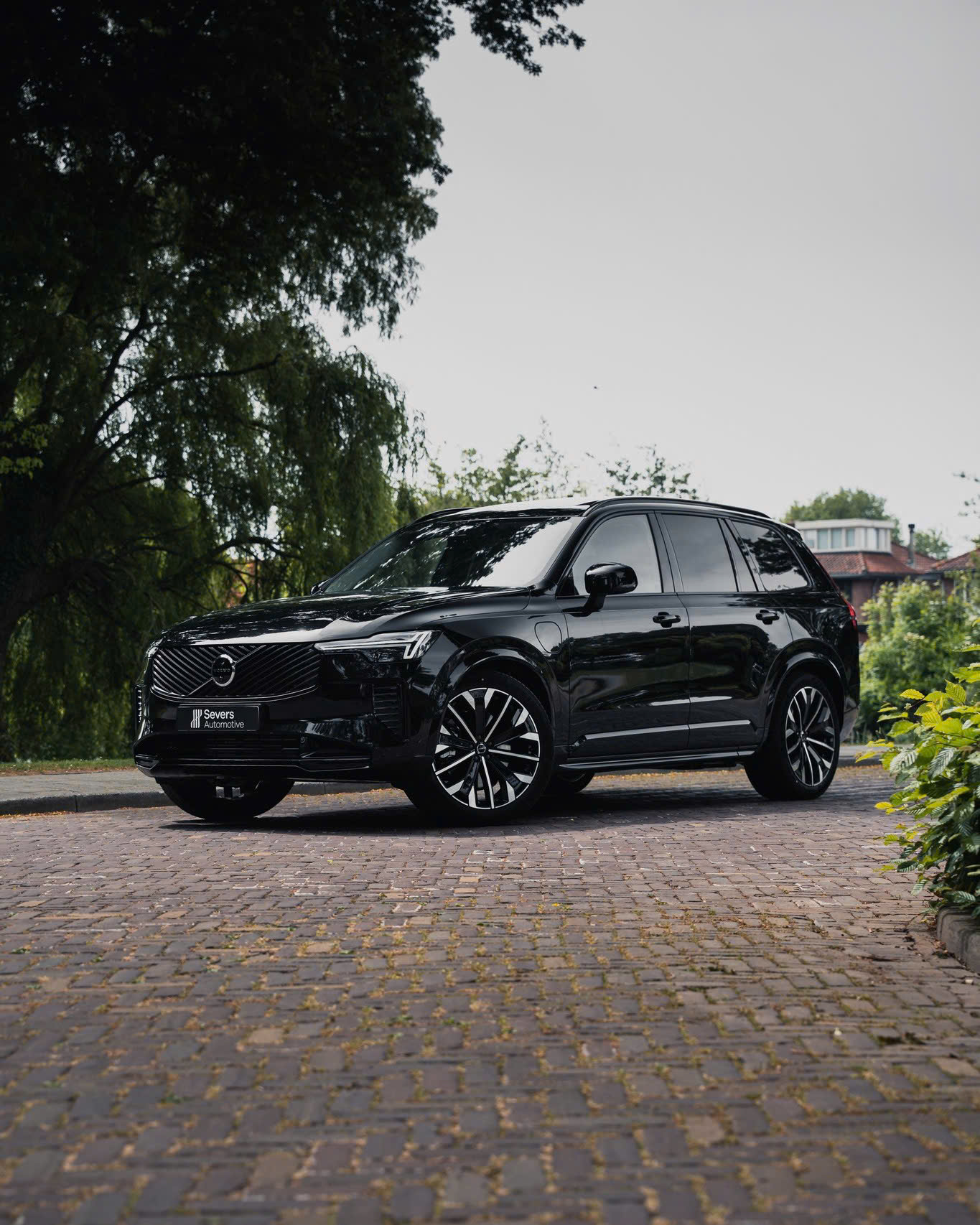 Cụm đèn hậu LED dọc trên Volvo XC90 Plug-in Hybrid Ultra 2026 tạo nên dấu ấn nhận diện đặc trưng, giúp chiếc SUV nổi bật từ phía sau.