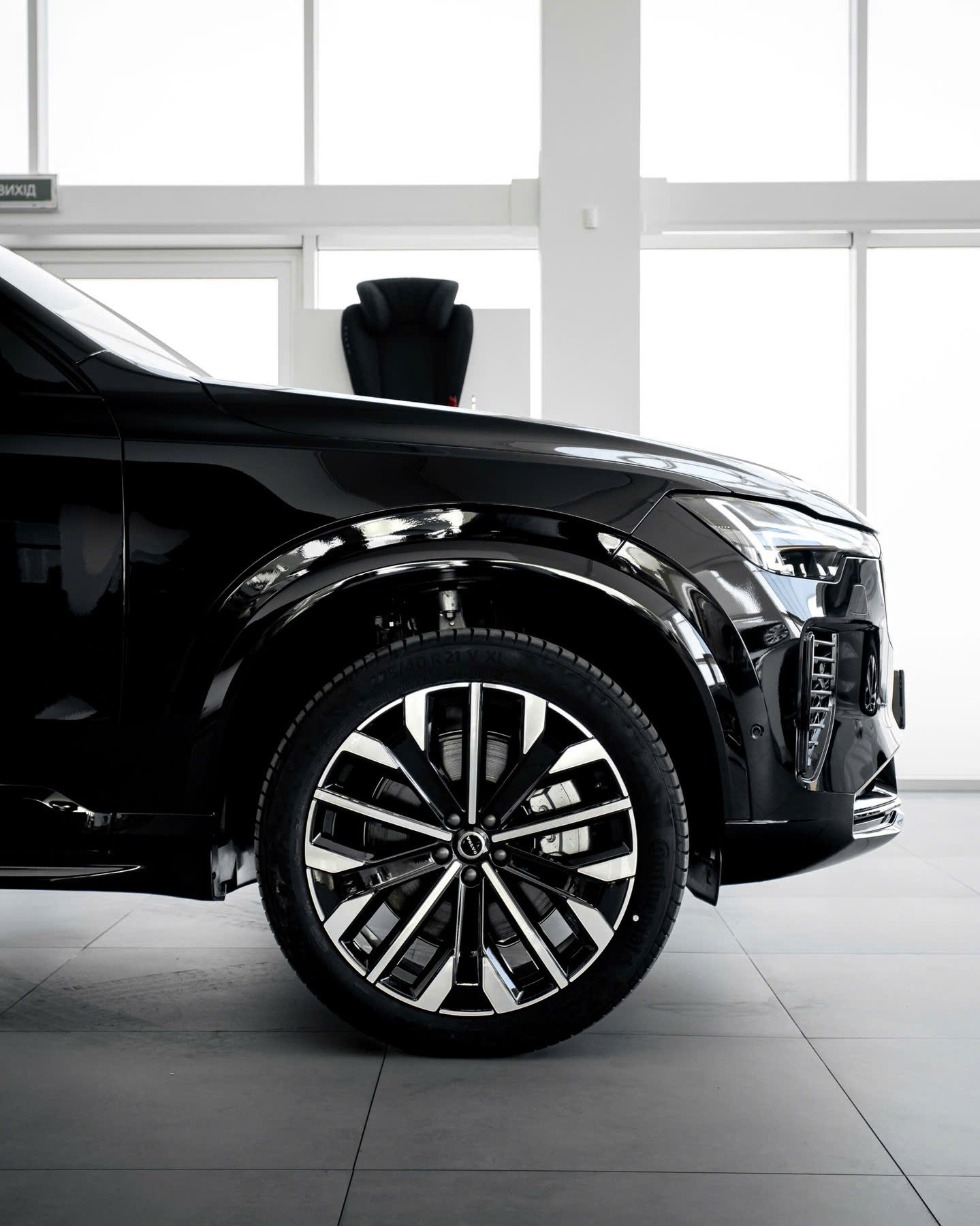 Bộ mâm hợp kim trên Volvo XC90 Plug-in Hybrid Ultra 2026 mang thiết kế hiện đại, góp phần hoàn thiện vẻ ngoài sang trọng và bề thế của mẫu SUV cao cấp.