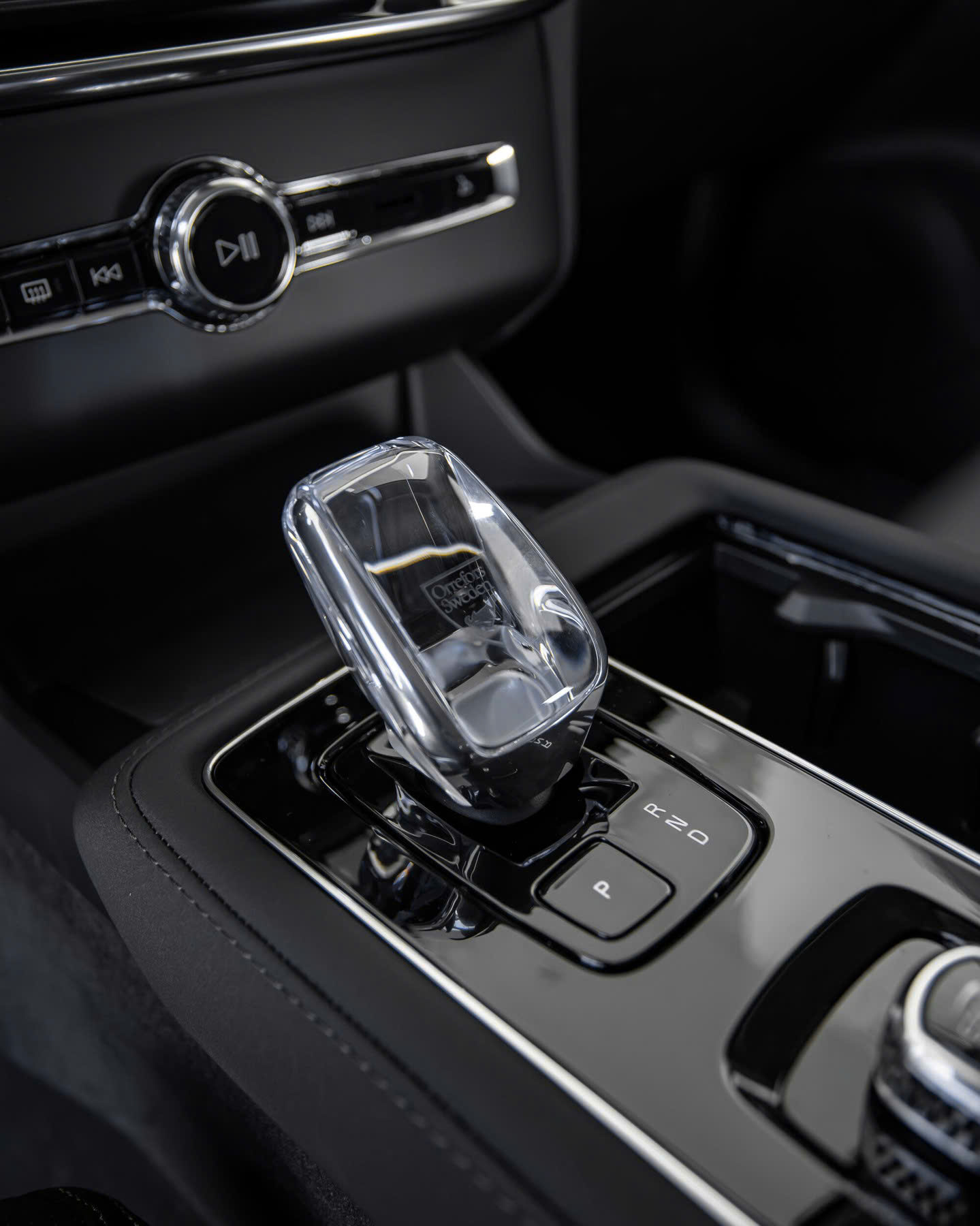 Khoang lái Volvo XC90 Plug-in Hybrid Ultra 2026 được thiết kế tập trung vào người lái, kết hợp vật liệu cao cấp cùng cách bố trí trực quan và hiện đại.
