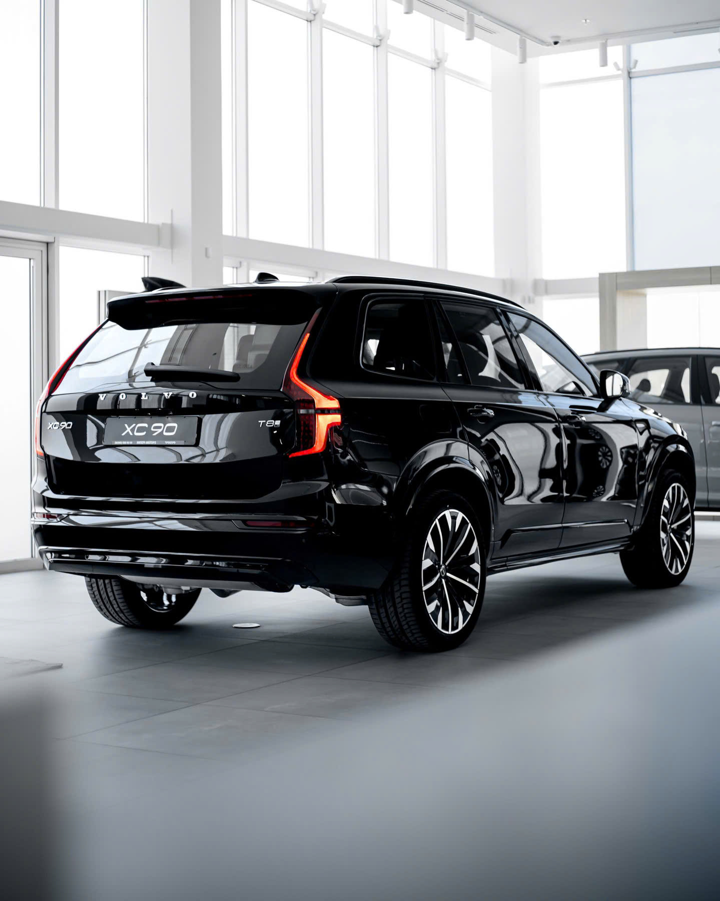 Những đường gân dọc thân xe Volvo XC90 Plug-in Hybrid Ultra 2026 được tạo hình tinh tế, góp phần nhấn mạnh vẻ mạnh mẽ và trường xe.