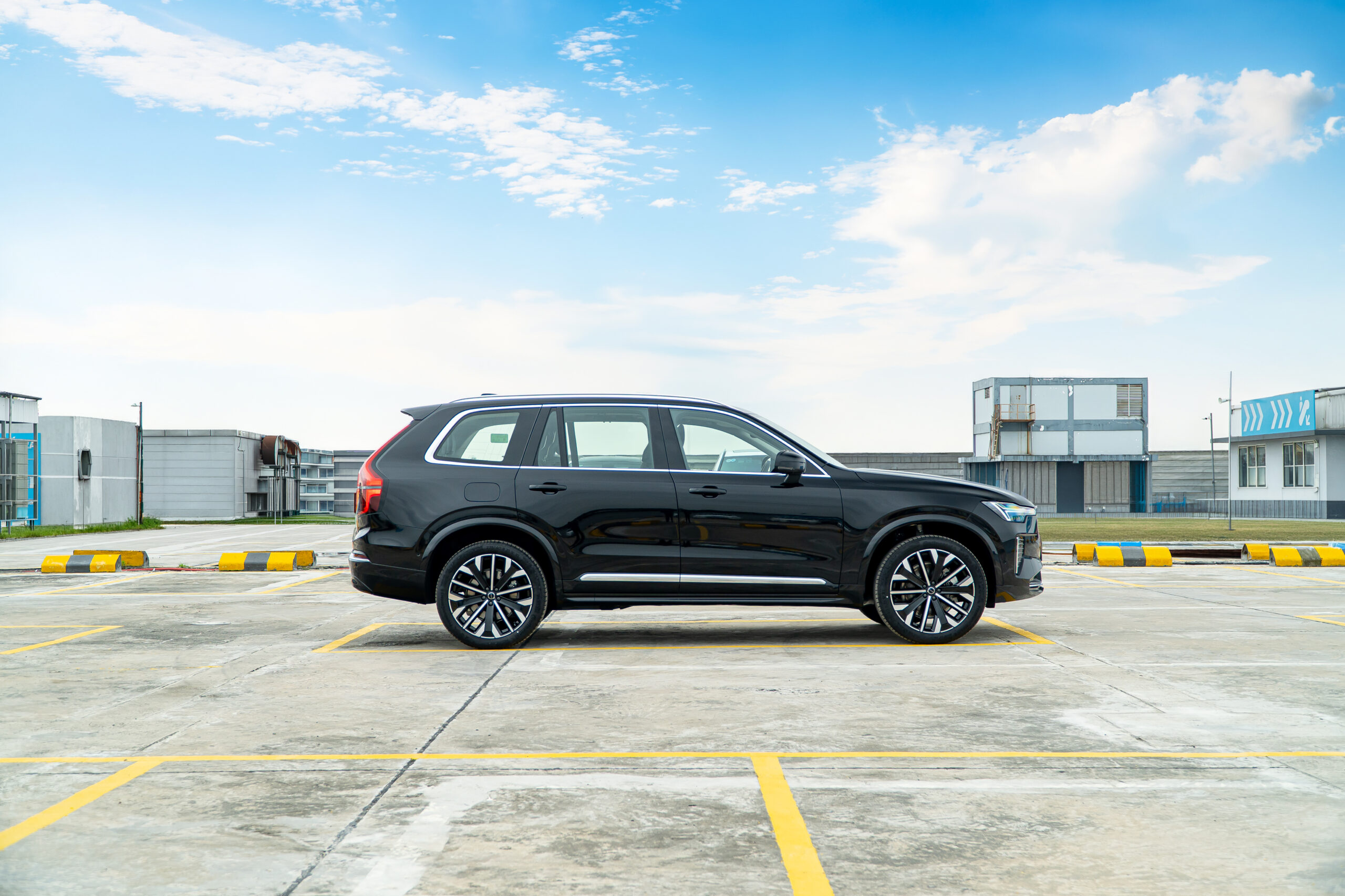 Thân xe Volvo XC90 Plug-in Hybrid Ultra 2026 sở hữu những đường nét gọn gàng, tỷ lệ cân đối và dáng xe dài, tạo cảm giác sang trọng nhưng vẫn đầy uy lực.