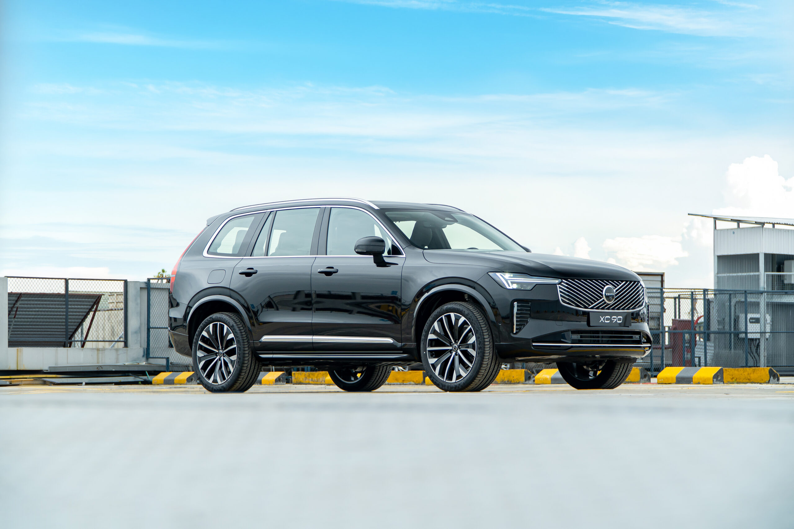 Góc nhìn 3/4 làm nổi bật vẻ đẹp của Volvo XC90 Plug-in Hybrid Ultra 2026 với phần đầu mạnh mẽ, thân xe cân đối và dáng SUV bề thế.