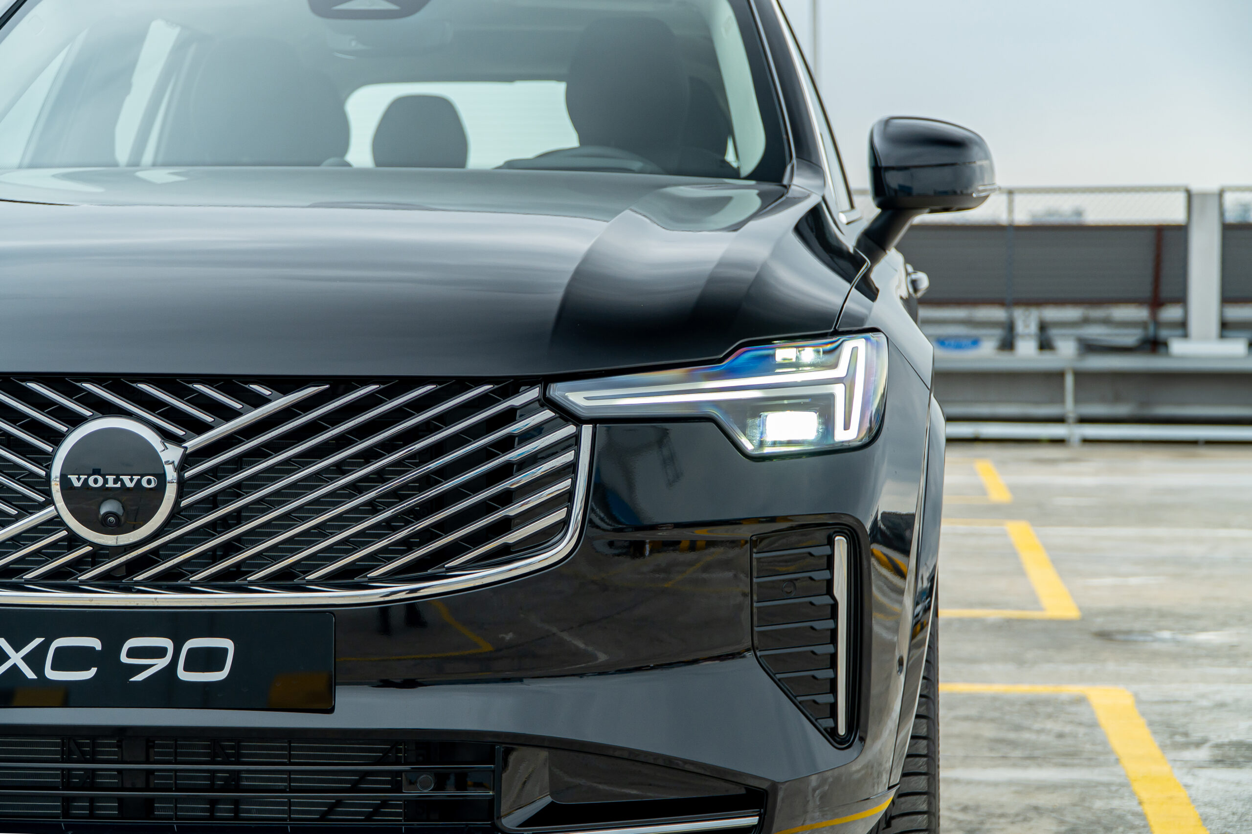 Logo Volvo đặt chính giữa mặt ca-lăng, kết hợp dải chrome chạy dọc tạo nên điểm nhấn nhận diện đầy tinh tế.