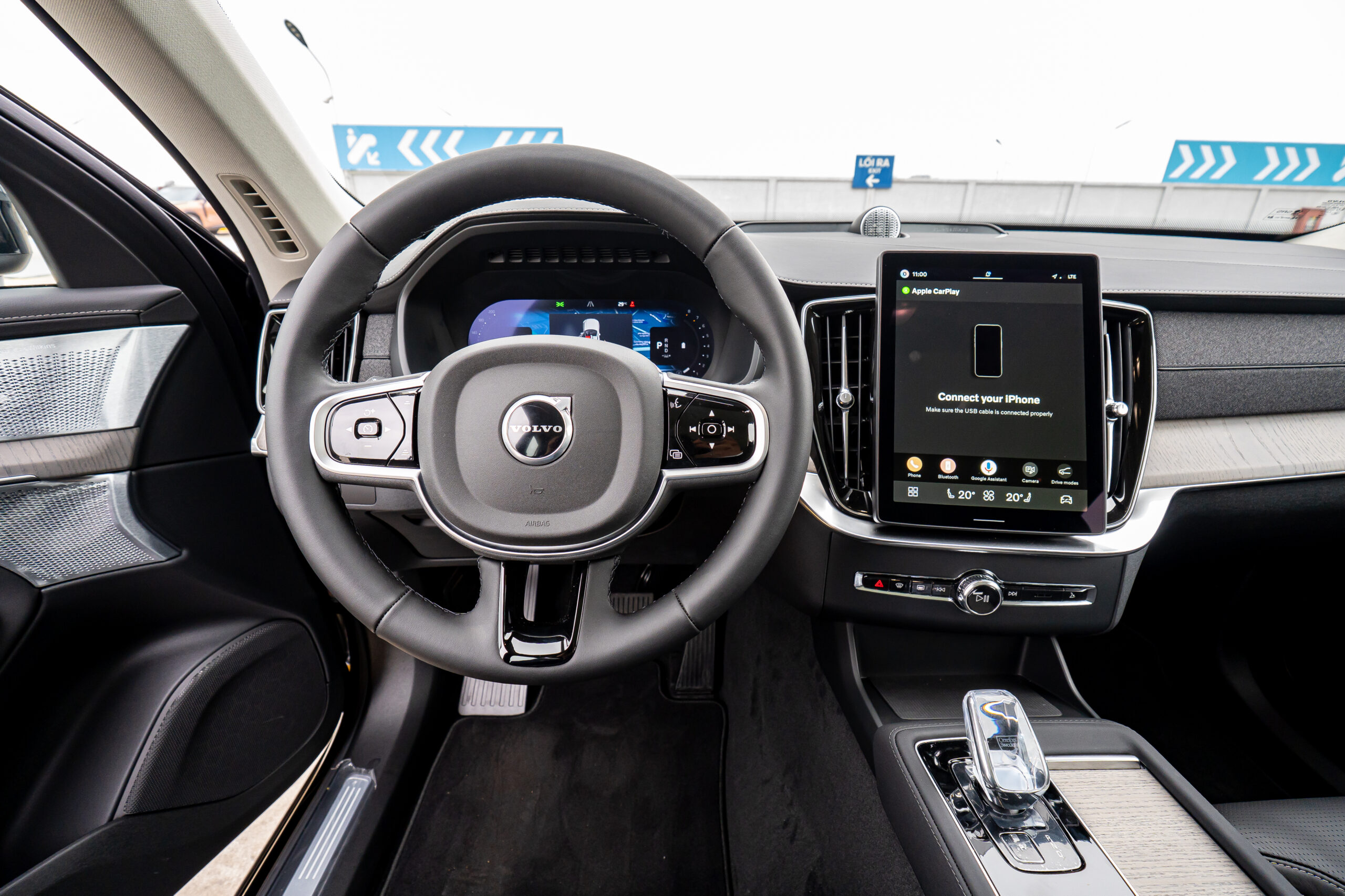 Nếu ngoại thất XC90 thể hiện sự điềm tĩnh thì nội thất lại là nơi triết lý Scandinavian được cảm nhận rõ nhất.