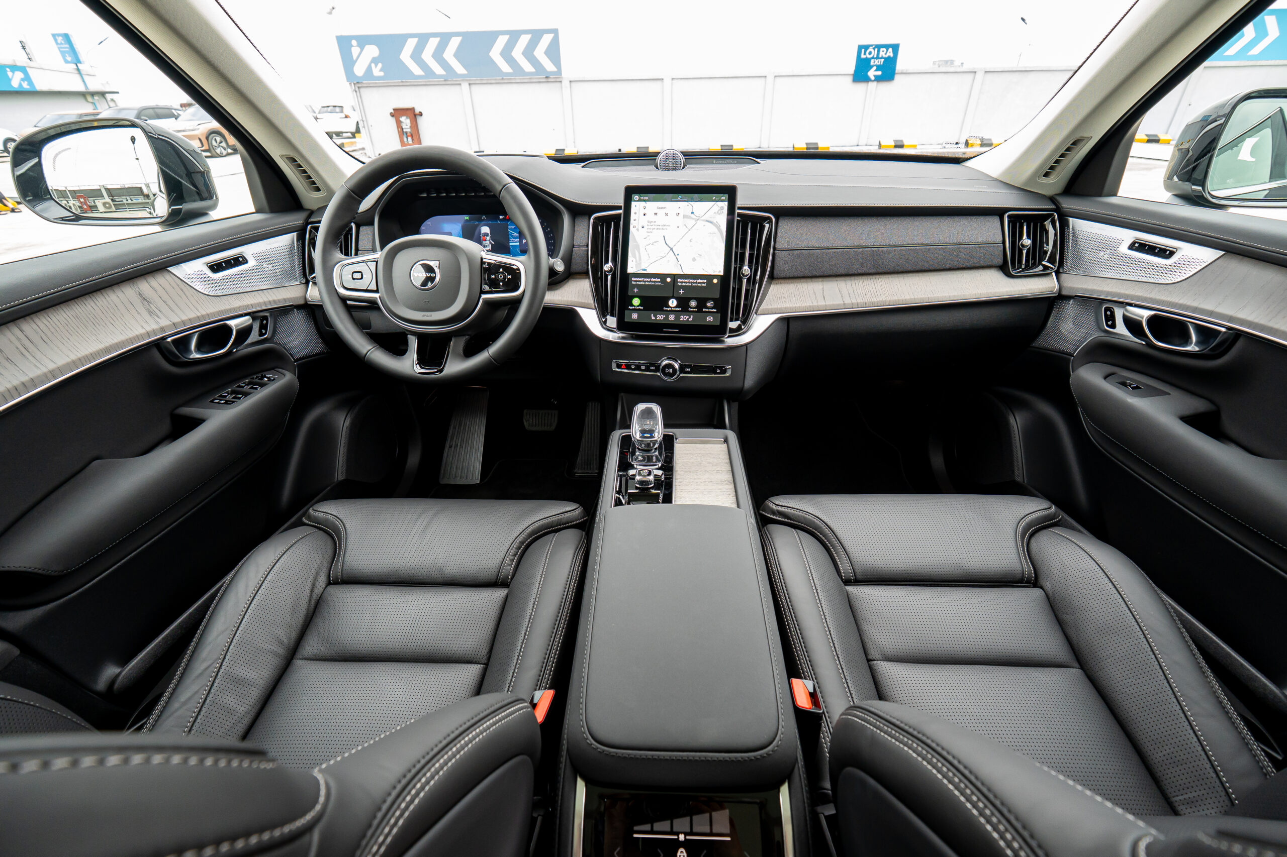 Nội thất Volvo XC90 Plug-in Hybrid Ultra 2026 mang đậm phong cách Scandinavian với thiết kế tối giản, tinh tế và tập trung vào sự thoải mái của người sử dụng.