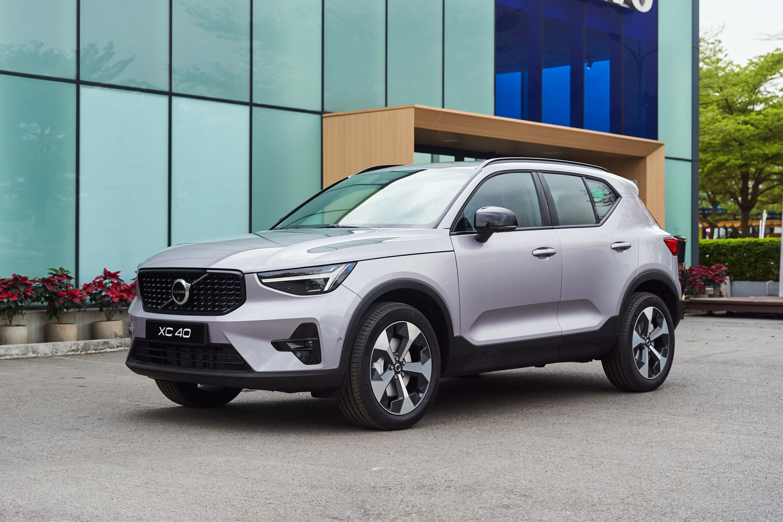 Hộp số tự động 8 cấp trên Volvo XC40 Ultra được tinh chỉnh theo hướng ưu tiên sự êm ái. Trong điều kiện giao thông đô thị, các cấp số chuyển đổi nhẹ nhàng, hạn chế cảm giác giật cục khi xe tăng hoặc giảm tốc. Khi cần vượt xe hoặc tăng tốc trên cao tốc, hộp số phản hồi nhanh, giúp động cơ phát huy hiệu quả mà vẫn giữ được sự ổn định. Đây là kiểu vận hành phù hợp với nhóm khách hàng sử dụng xe mỗi ngày và mong muốn một chiếc SUV mang lại cảm giác thư thái hơn là quá thiên về thể thao.