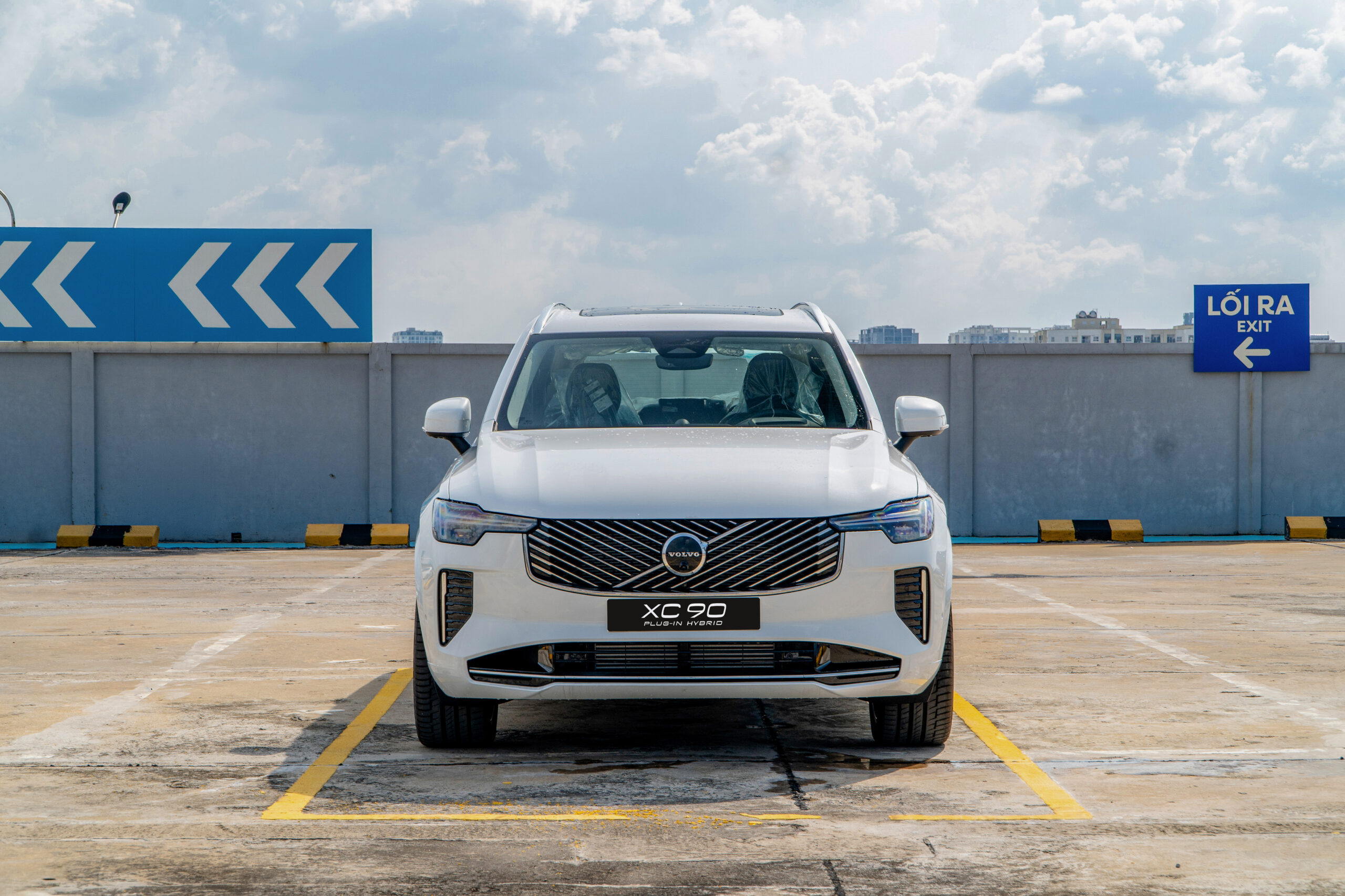 Lưu ý: Giá xe XC90 Plug in Hybrid Ultra, chương trình ưu đãi và chi phí đăng ký có thể thay đổi theo từng thời điểm, địa phương và chính sách bán hàng. Bảng giá trong bài được cập nhật theo thông tin tại thời điểm biên soạn.
