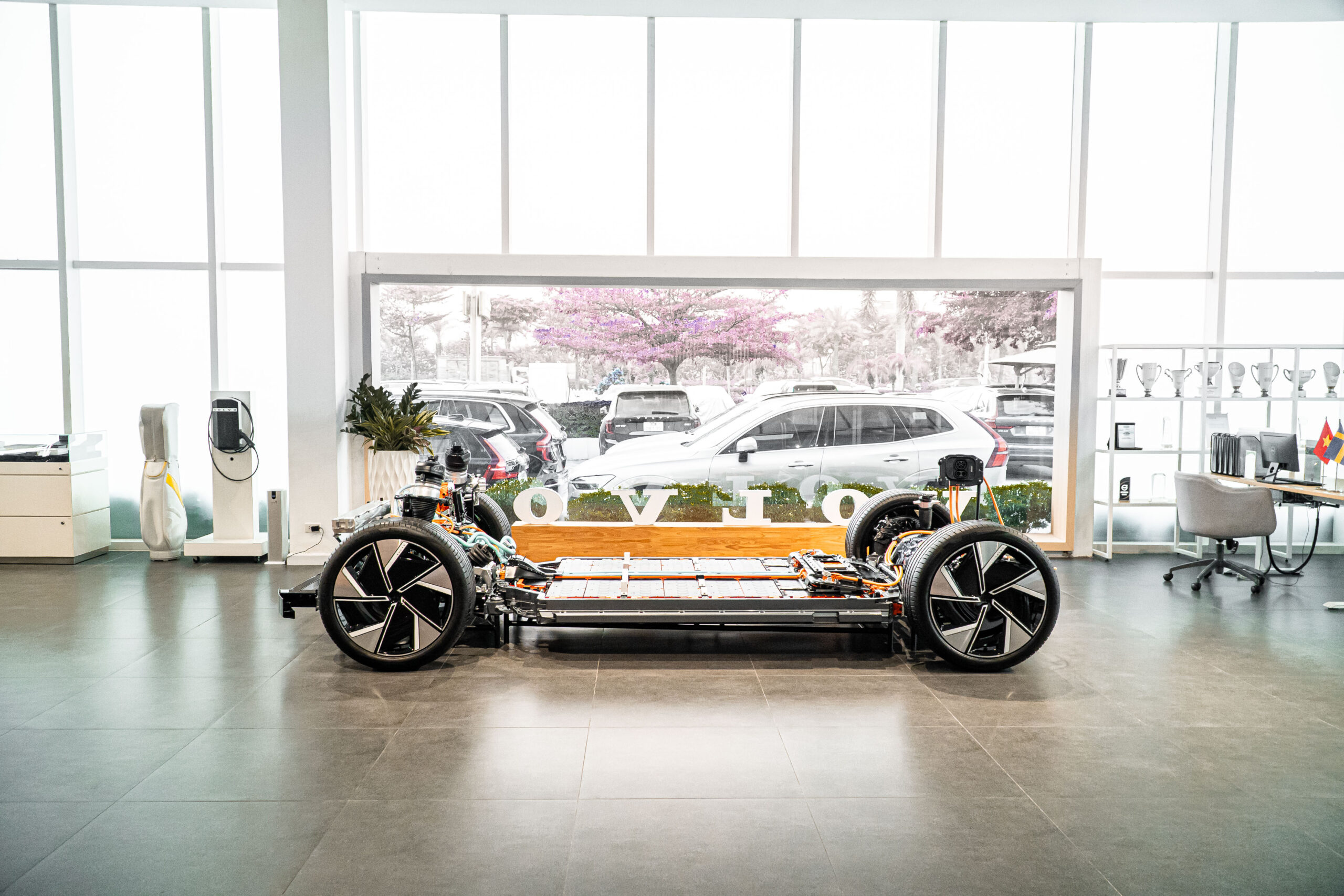 Volvo EX90 sử dụng nền tảng SPA2 & Cấu trúc Skateboard (106 kWh – 800V) Khối pin Lithium-ion dung lượng lớn được phân bổ phẳng ngay bên dưới sàn xe, giúp tối ưu hóa không gian nội thất và hạ thấp trọng tâm xe. Cấu trúc này phối hợp nhịp nhàng cùng hệ truyền động hai động cơ (Twin Motor AWD), sẵn sàng cho mọi phản hồi mượt mà trên hành trình