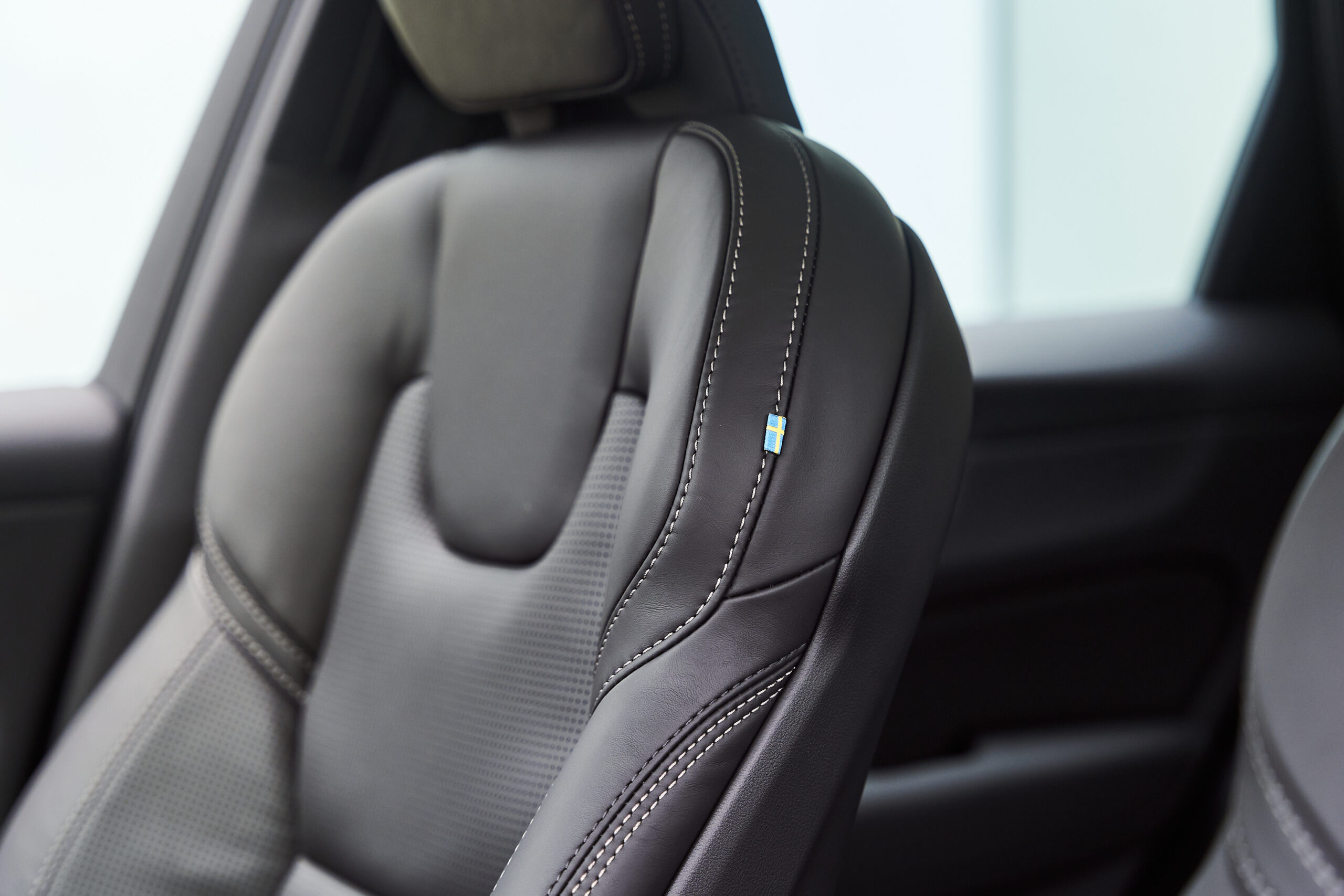 Tại 2 ghế phía trước của Volvo XC60 Ultra 2026 tích hợp tính năng làm mát và sưởi để khách hàng tiện lợi sử dụng ở tại thị trường nhiệt đới như Việt Nam.