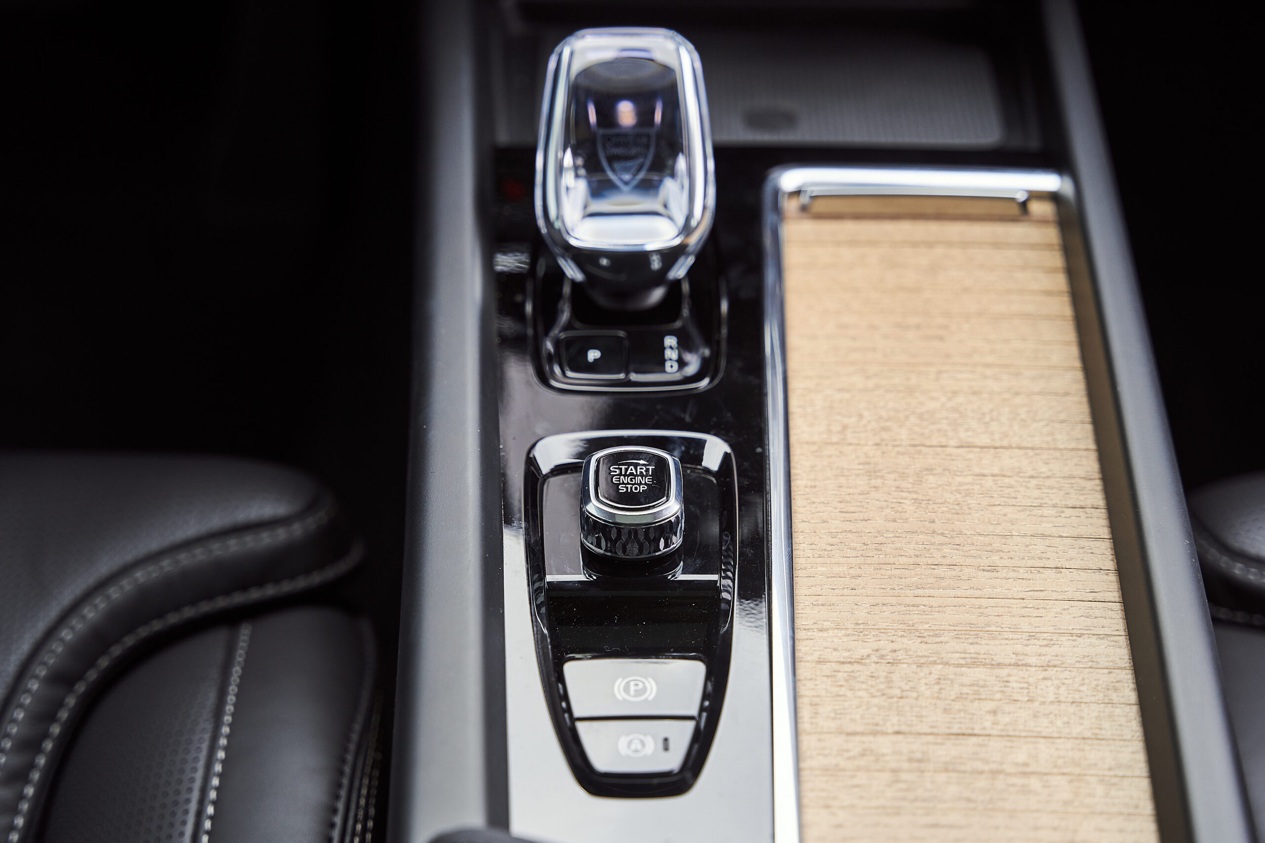 Volvo XC60 Ultra trang bị cụm cần số Pha Lê tinh xảo, kèm theo đó các nút được mạ chrome sáng bóng tạo không gian bên trong vô cùng sang trọng. Sạc không dây được chuyển lên phía trước giúp khác hàng thuận tiện và tối ưu không gian trên phần yên ngựa của xe.