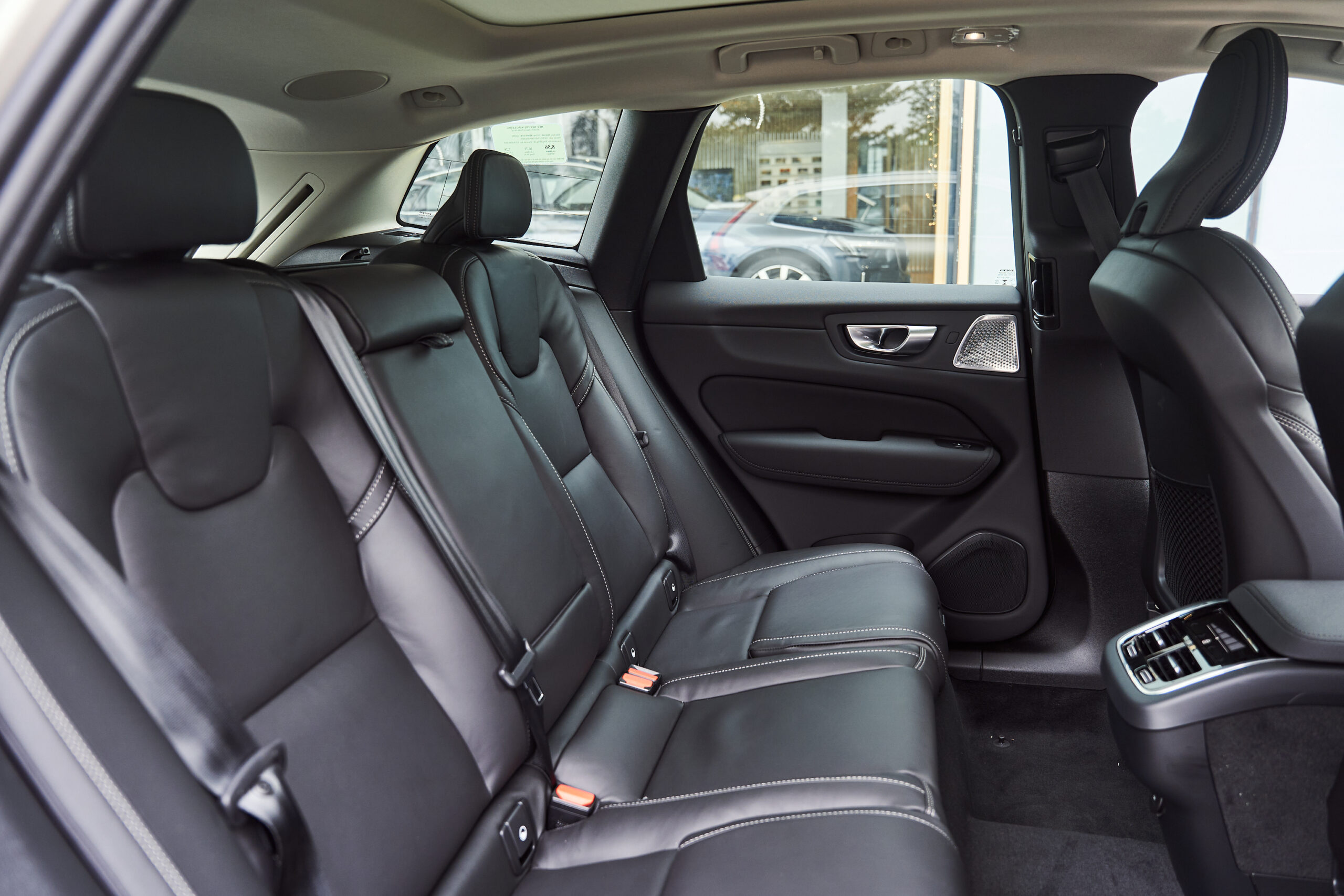 Hàng ghế 2 của Volvo XC60 với thiết kế 3 người lớn ngồi thoải mái với không gian rộng và khoảng để chân được tối đa nhằm tạo sự thư giãn nhất cho khách hàng