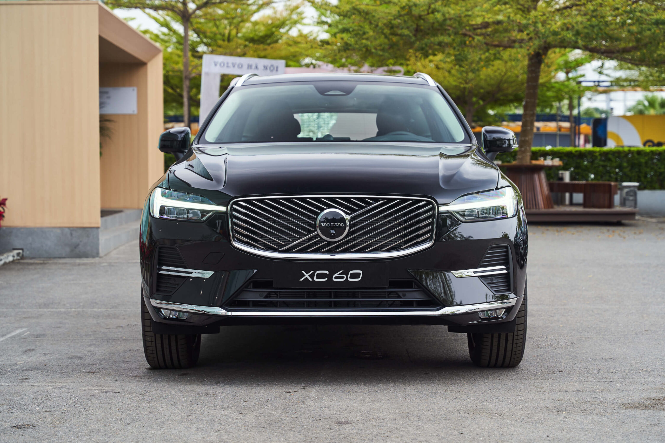 Volvo XC60 Ultra 2026 thiết kế với diện mạo hoàn toàn mới toát lên vẻ sang trọng và hiện đại hơn. Tại phần đầu xe, mặt ca-lăng mới với họa tiết nan chéo (Criss-Cross Mesh) mạ crom cùng viền xung quanh là các chi tiết crom mờ tạo nên hình ảnh bắt mắt và sang trọng