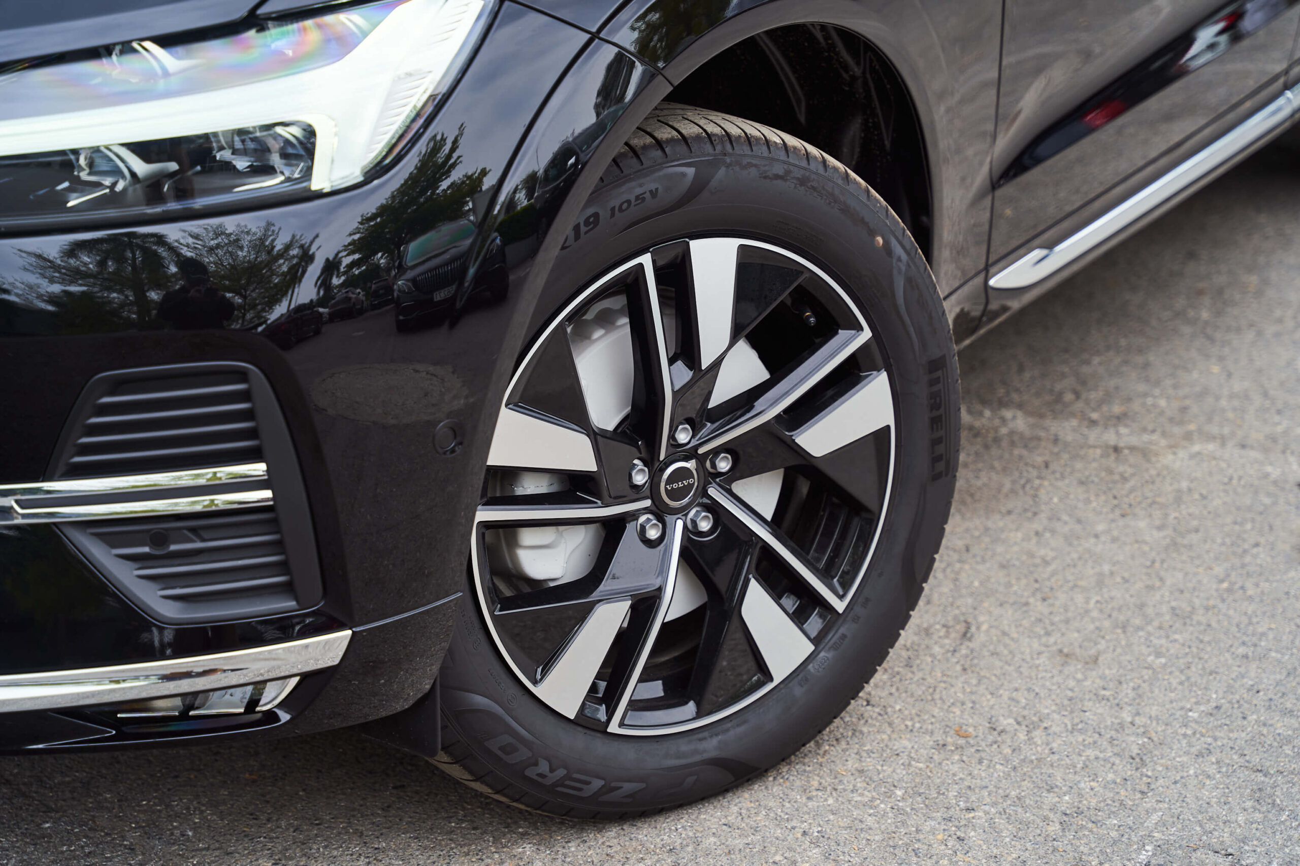 Kèm theo đó Volvo XC60 Ultra được trang bị bộ mâm 19 inch phối họa tiết 2 mầu vô cùng sang trọng, thể thao và mạnh mẽ.