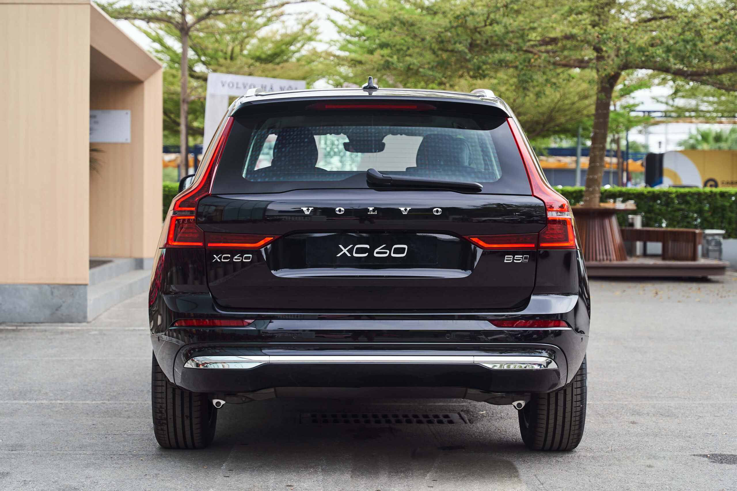 Phần đuôi xe Volvo XC60 Ultra được trang bị 2 đèn hậu lớn kéo dài từ trên cao xuống to bản với chi tiết sắc nét. Giúp cho các xe phía sau dễ dàng quan sát và nhận biết và giữ khoảng cách an toàn khi di chuyển. Ống xả được tinh tế ẩn gọn phía trong tạo cảm giác chiếc xe thanh lịch, nhẹ nhàng khi lướt qua. Chi tiết nhỏ này được các khách hàng đánh giá rất cao trong thiết kế mới của Volvo hướng đến sự thân thiện với môi trường.