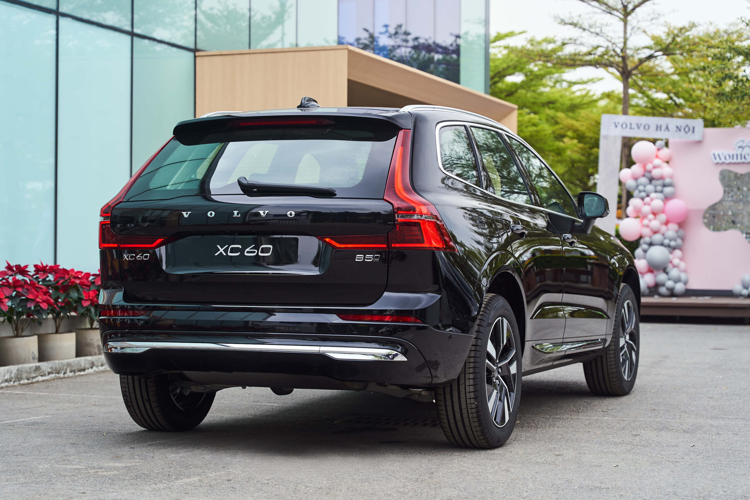 Ngoài ra, điểm nhấn nổi bật phía sau trên chiếc Volvo XC60 Ultra 2026 là cụm đèn hậu chữ L với tone mầu tối hơn theo phong cách hiện đại. Kèm theo đó là các chi tiết dải đèn được tinh chỉnh sắc nét và tinh tế hơn.