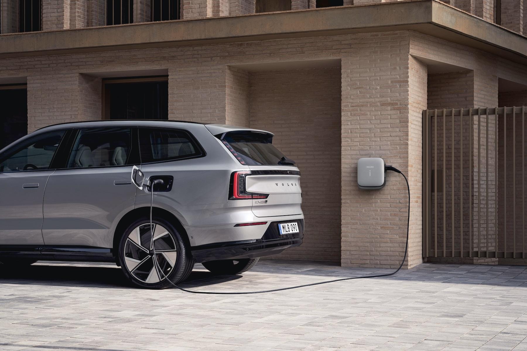 Không chỉ có sức mạnh, EX90 còn cho thấy sự chỉn chu trong cách Volvo xử lý nguồn năng lượng và khả năng vận hành của một mẫu SUV điện cỡ lớn.